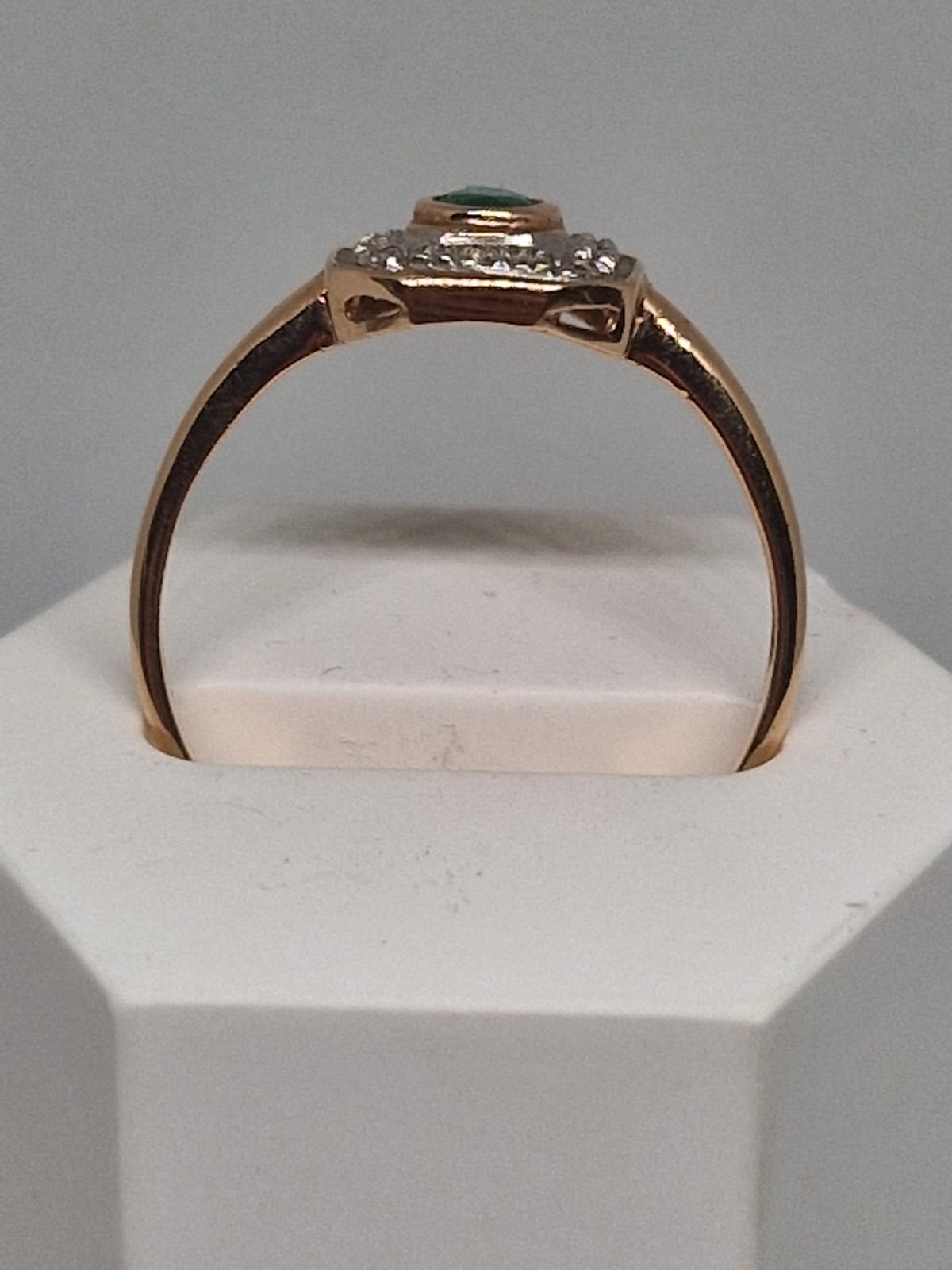 Gold Ring with Emerald and Diamond 