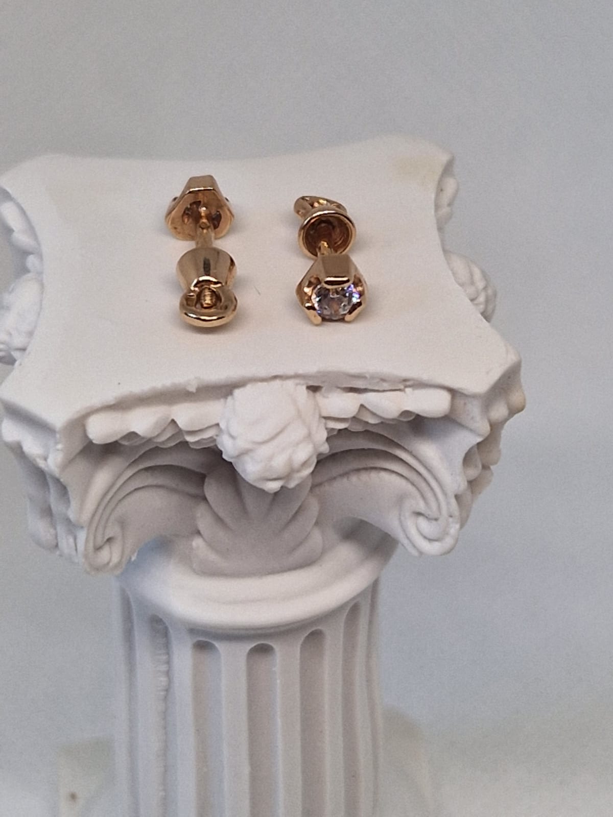 Golden Earrings with a Cubic Zirconia inlay