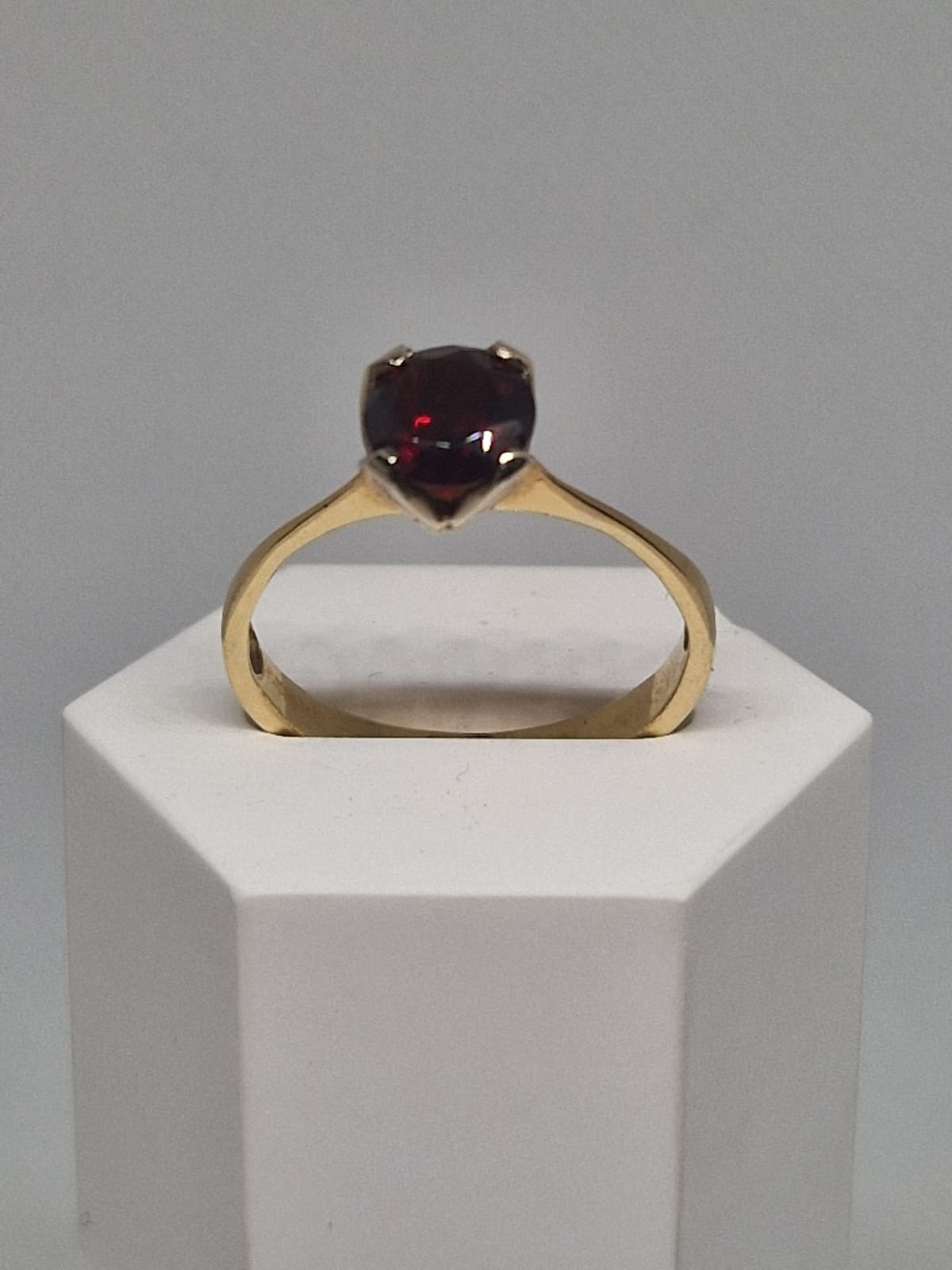 Gold Ring with Garnet 