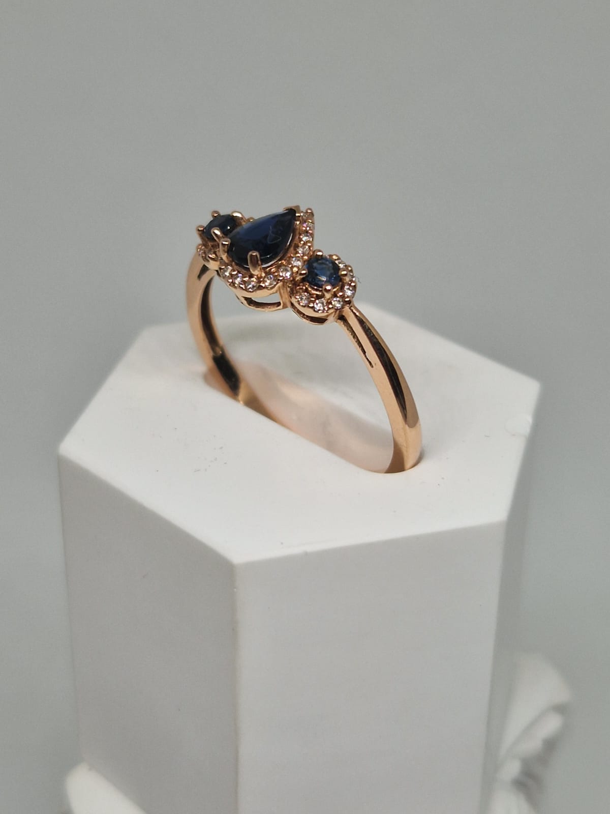 Gold Ring with Sapphire and Diamond 