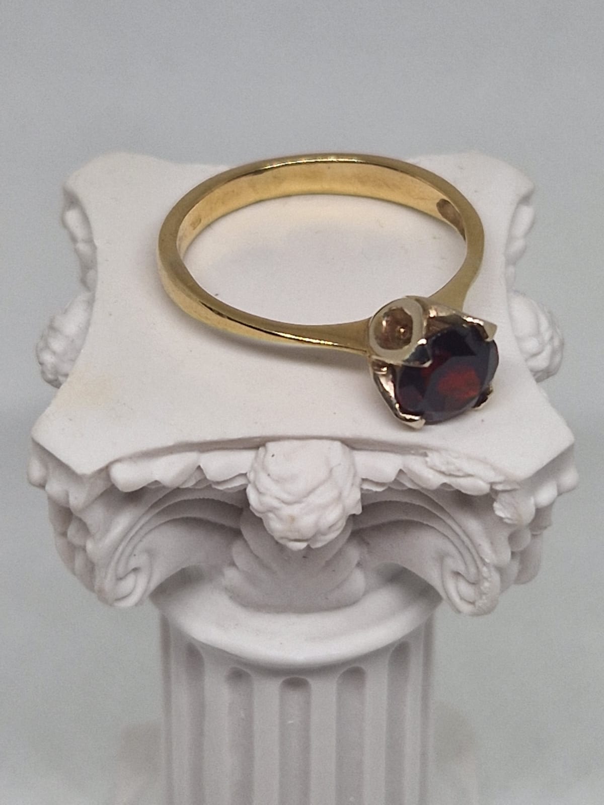 Gold Ring with Garnet 