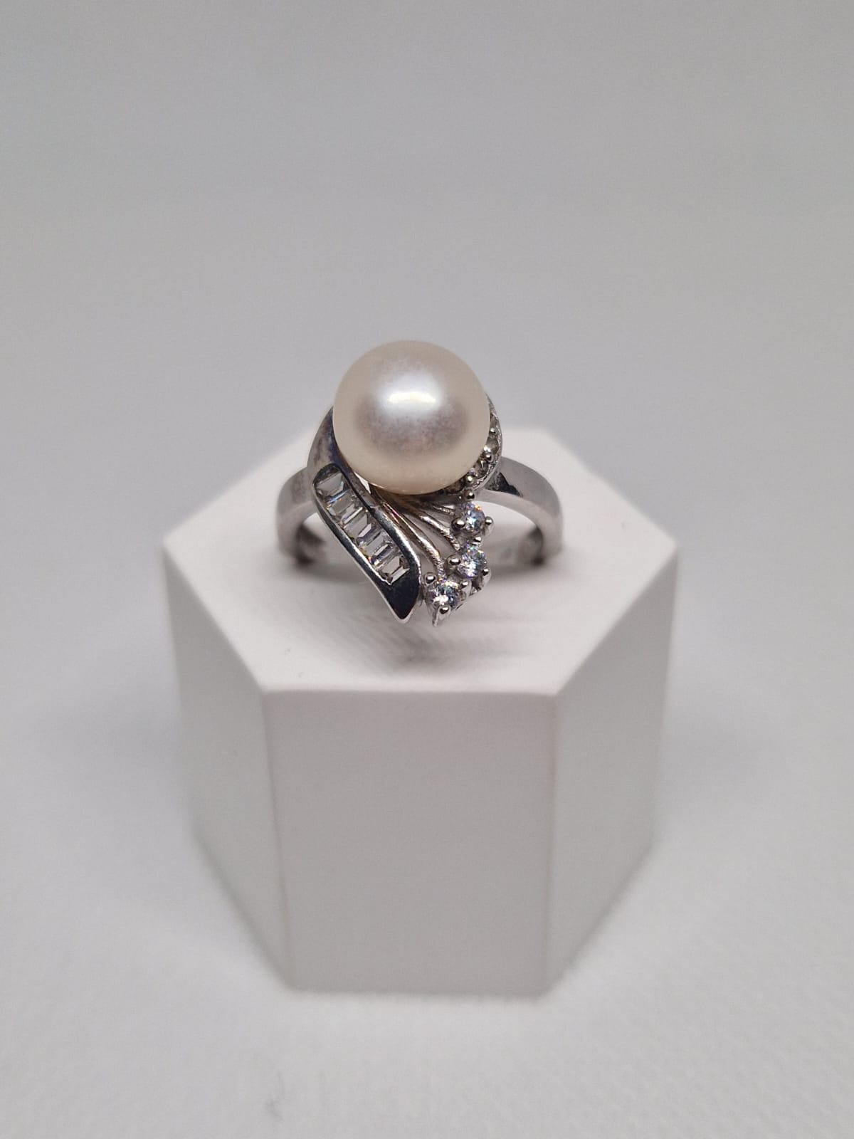 Silver Ring with a Cultured Pearl and Cubic Zirconia inlay