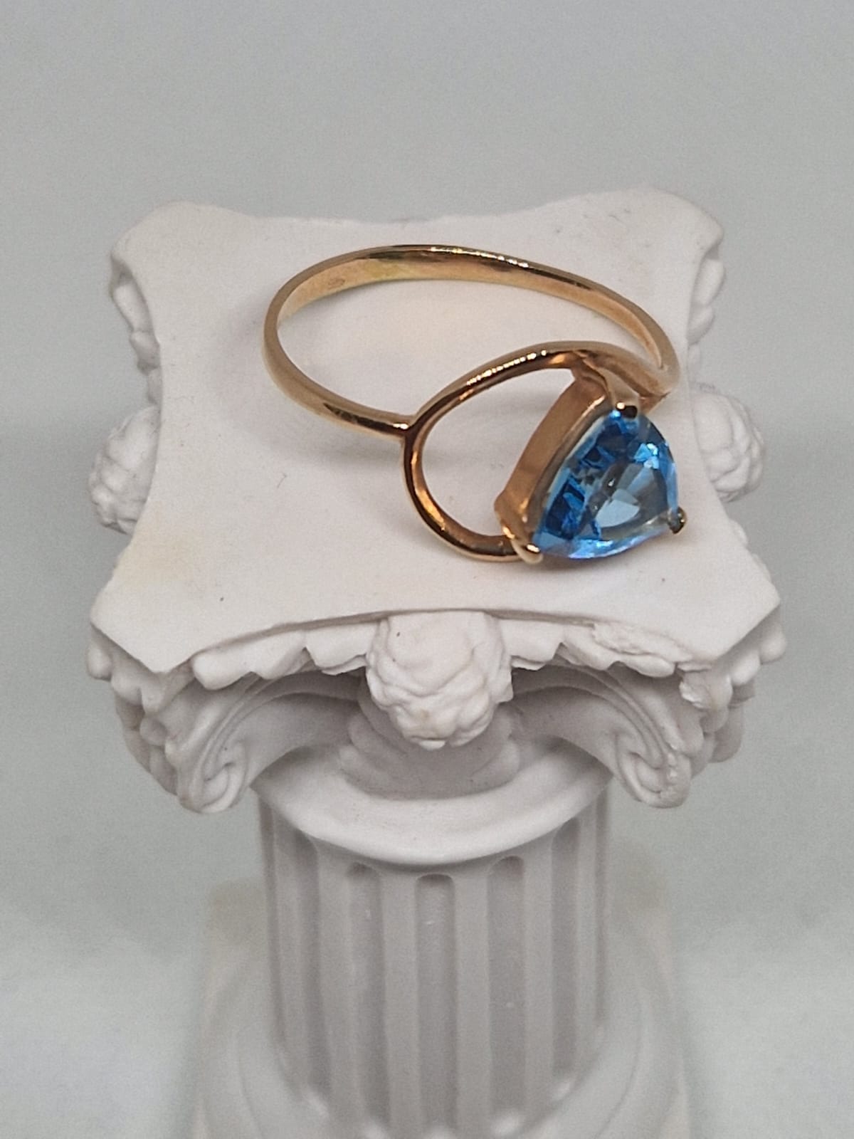 Pink gold ring with a triangle shaped topaz crystal