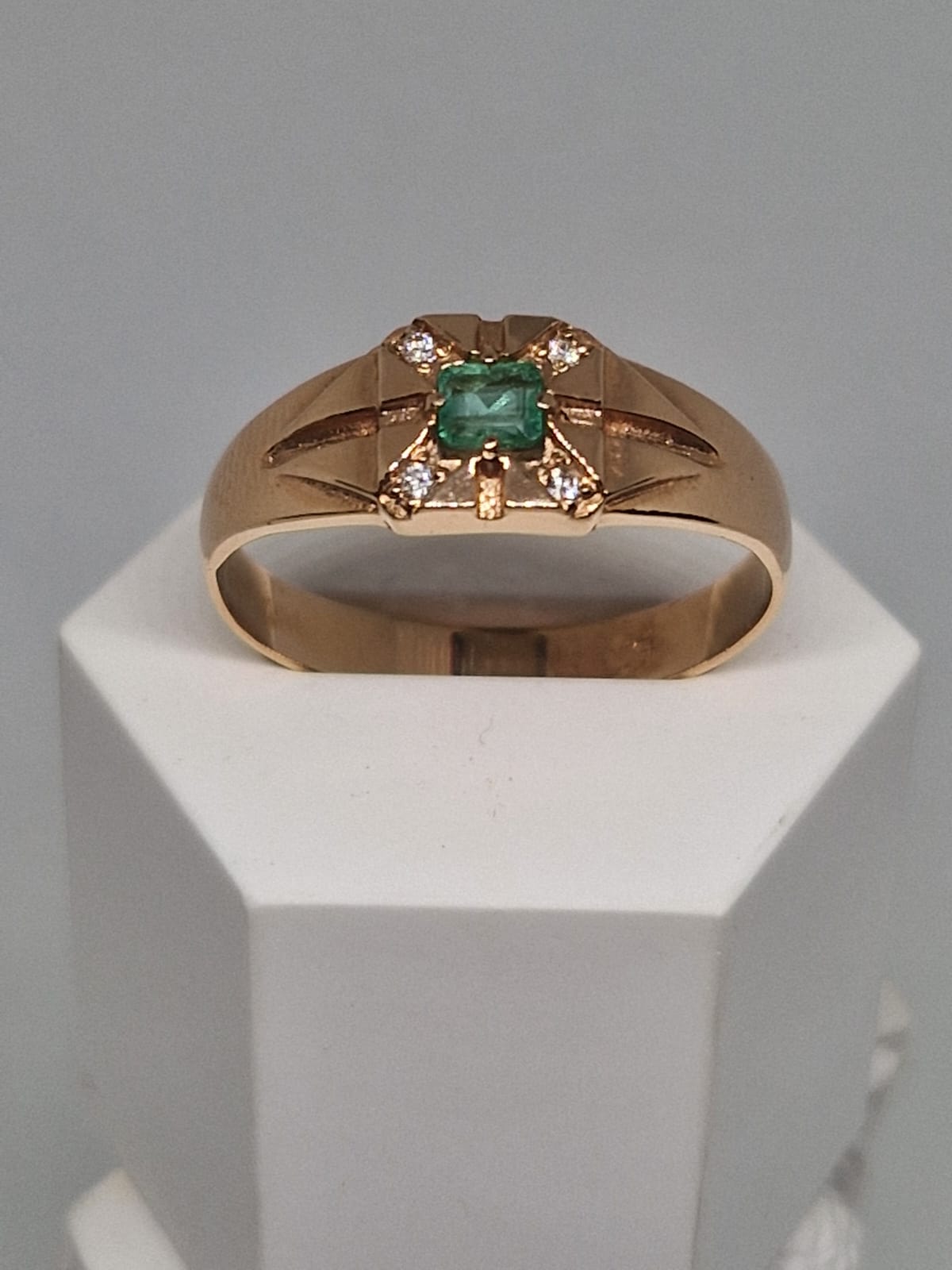 Gold Ring with Emerald and Diamond 11