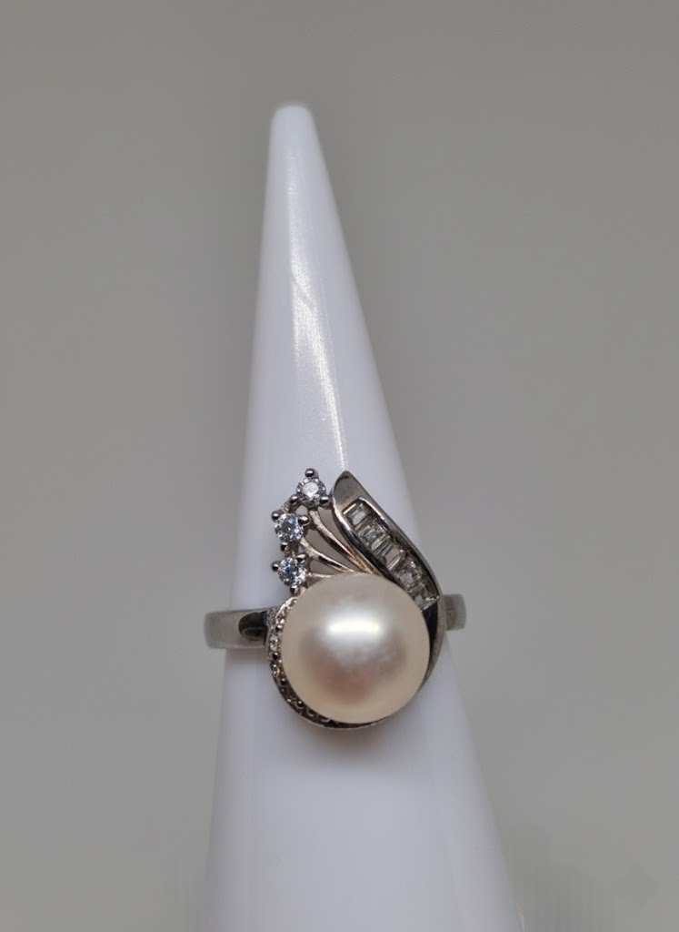 Silver Ring with a Cultured Pearl and Cubic Zirconia inlay