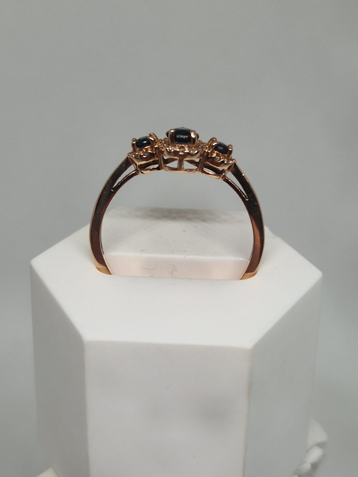 Gold Ring with Sapphire and Diamond 