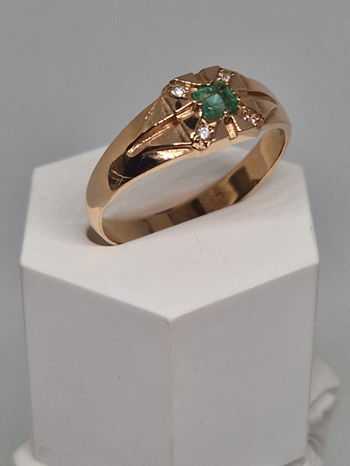 Gold Ring with Emerald and Diamond 11