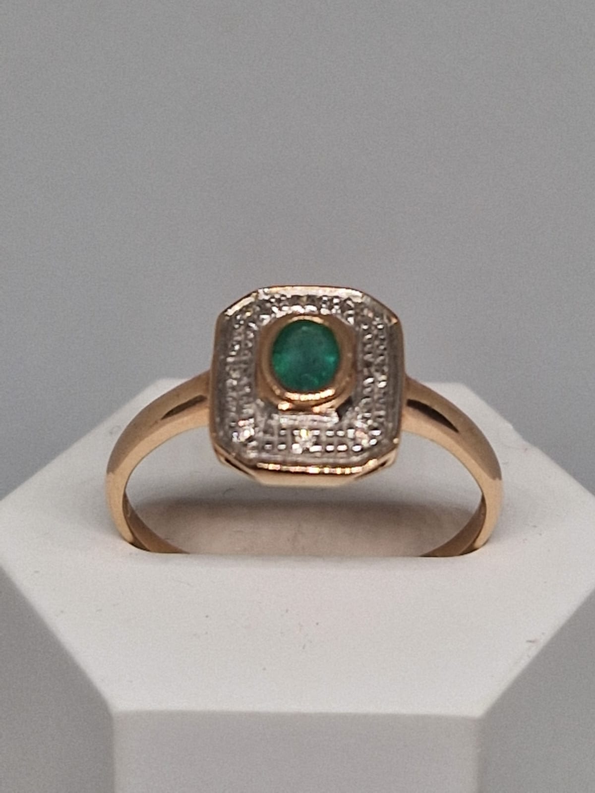 Gold Ring with Emerald and Diamond 