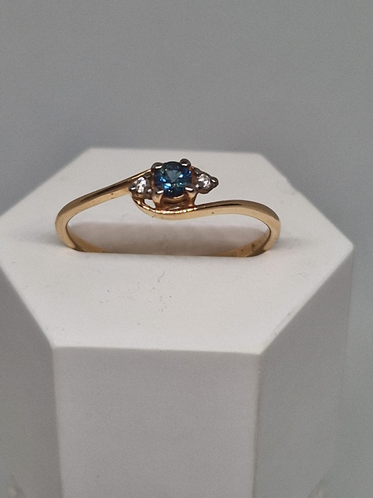 Gold Ring with Sapphire and Diamond 