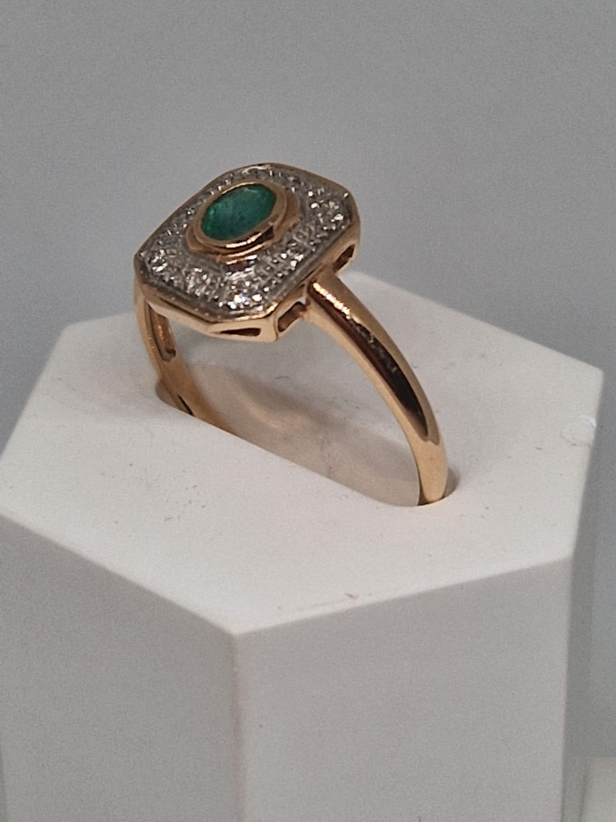 Gold Ring with Emerald and Diamond 