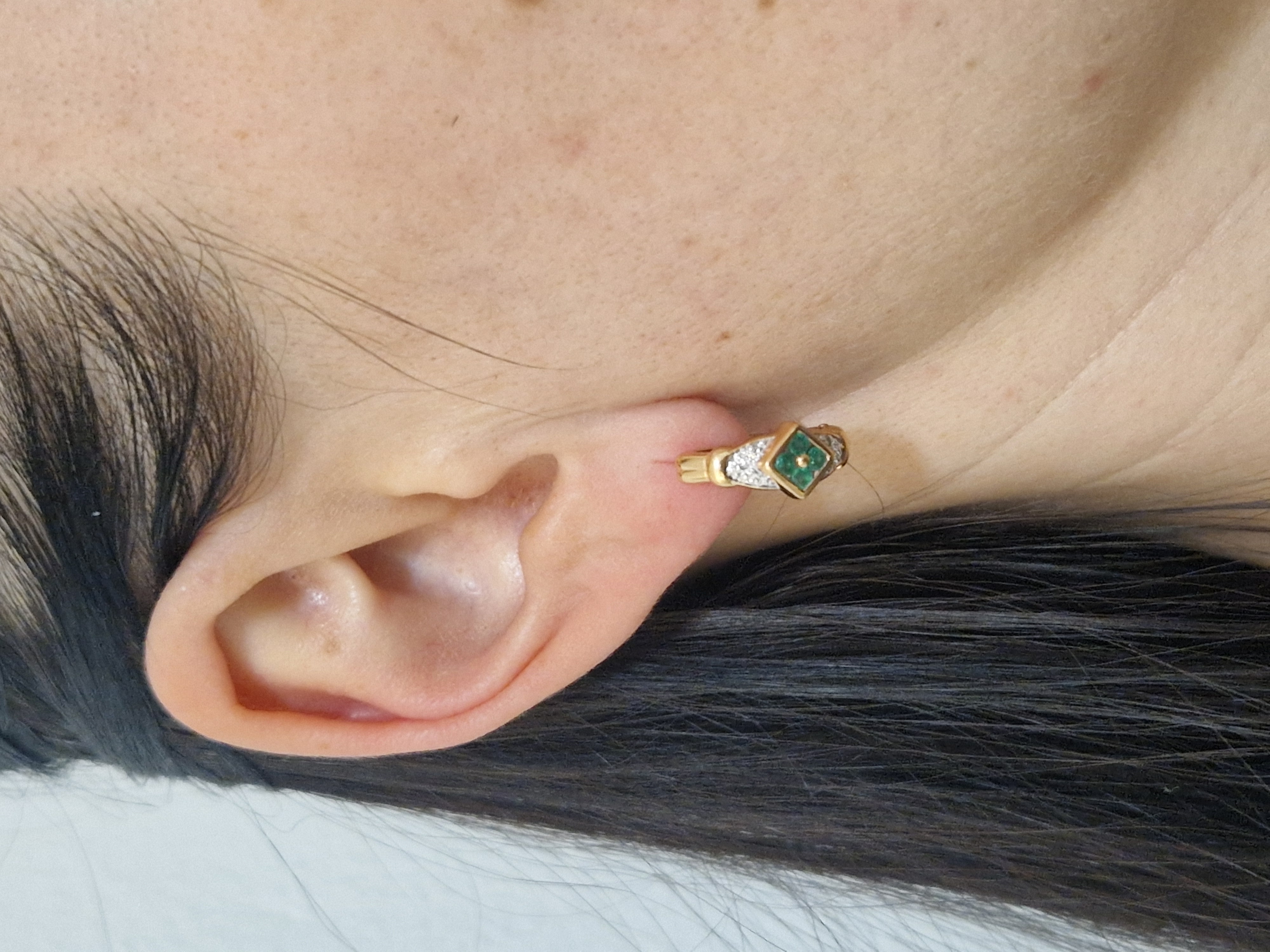 Gold Earrings with diamonds and emerald 