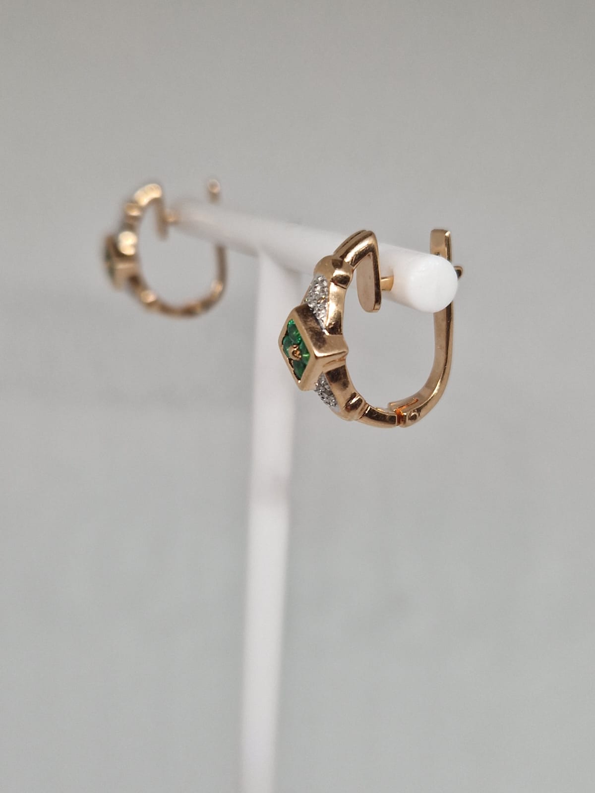 Gold Earrings with diamonds and emerald 