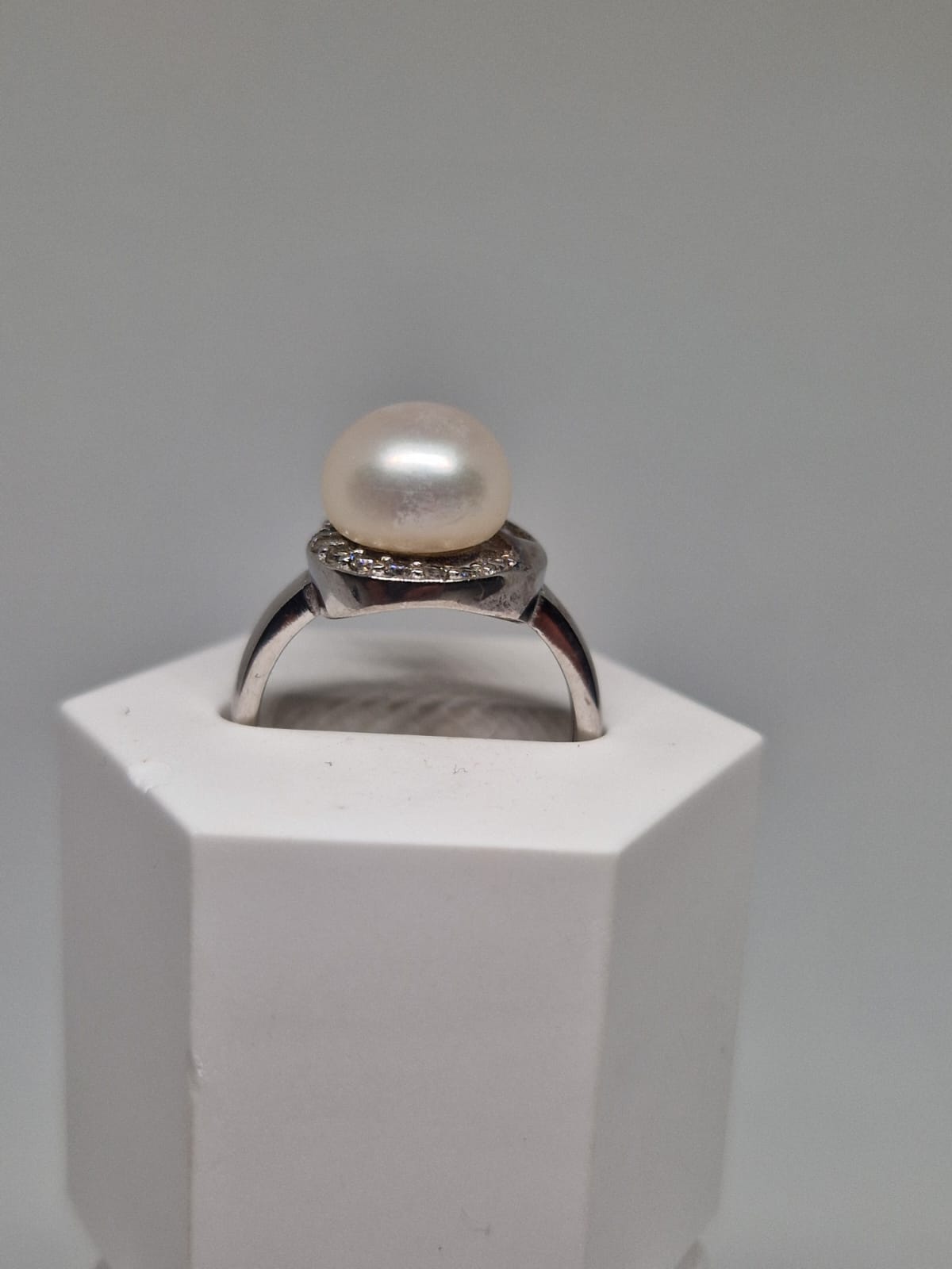 Silver Ring with a Cultured Pearl and Cubic Zirconia inlay