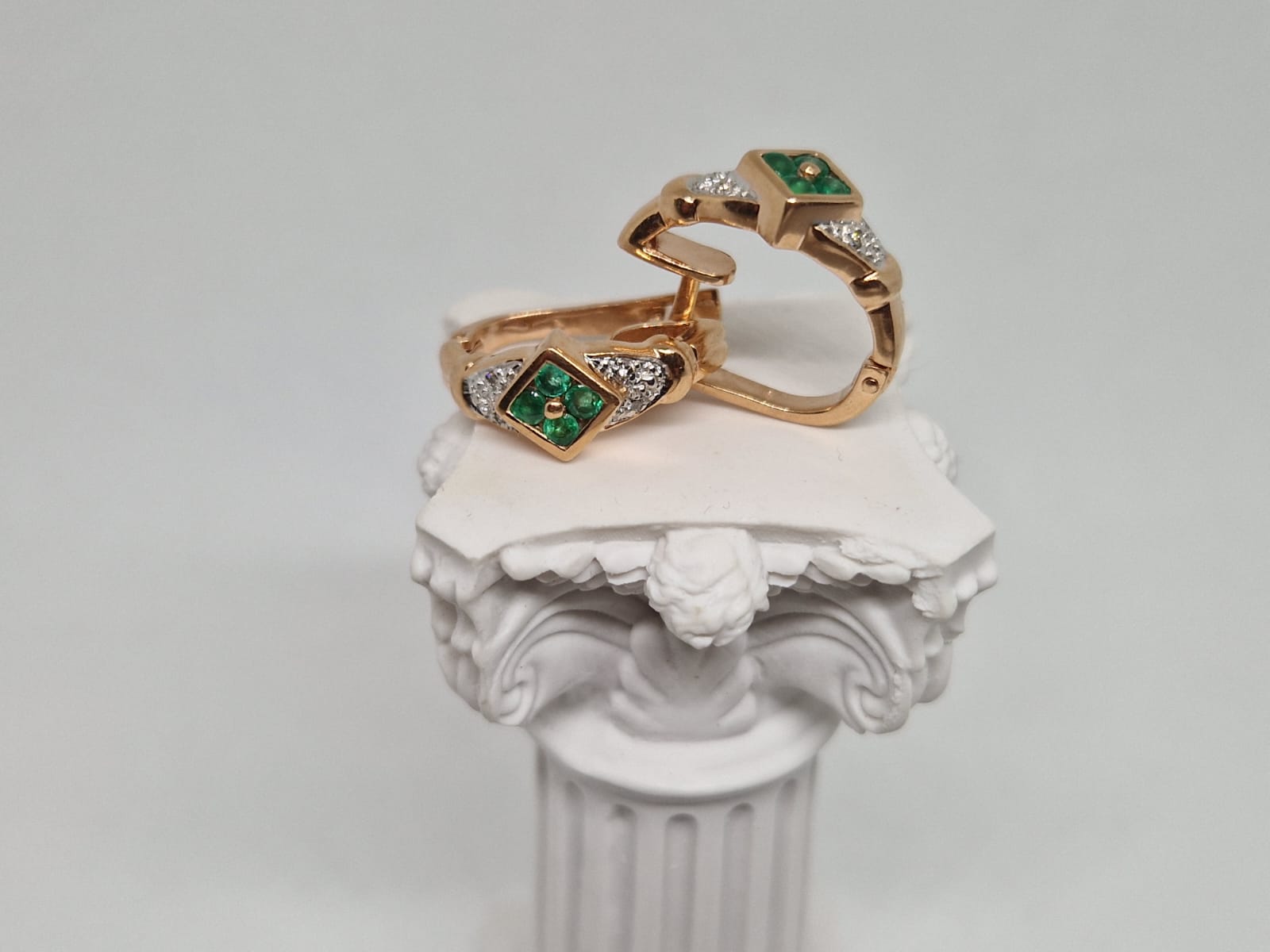 Gold Earrings with diamonds and emerald 