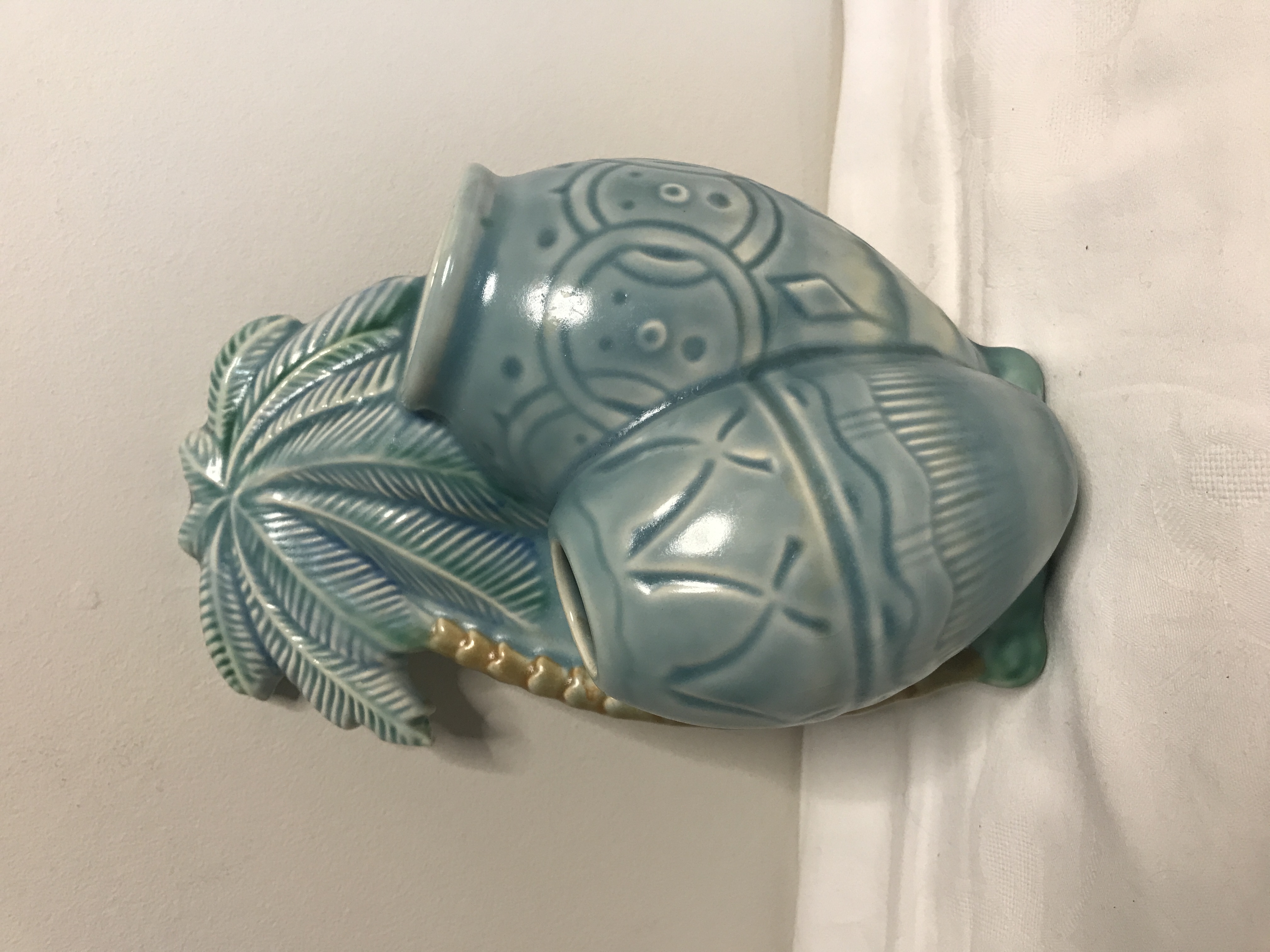 Vintage Beswick 1063 ceramic wall hanging vase pocket, palm tree in Blue.