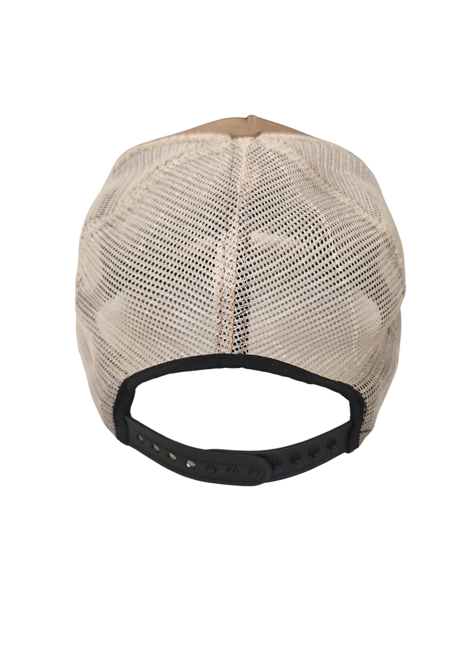 Boné trucker com brasão bordado