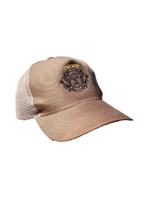 Boné trucker com brasão bordado