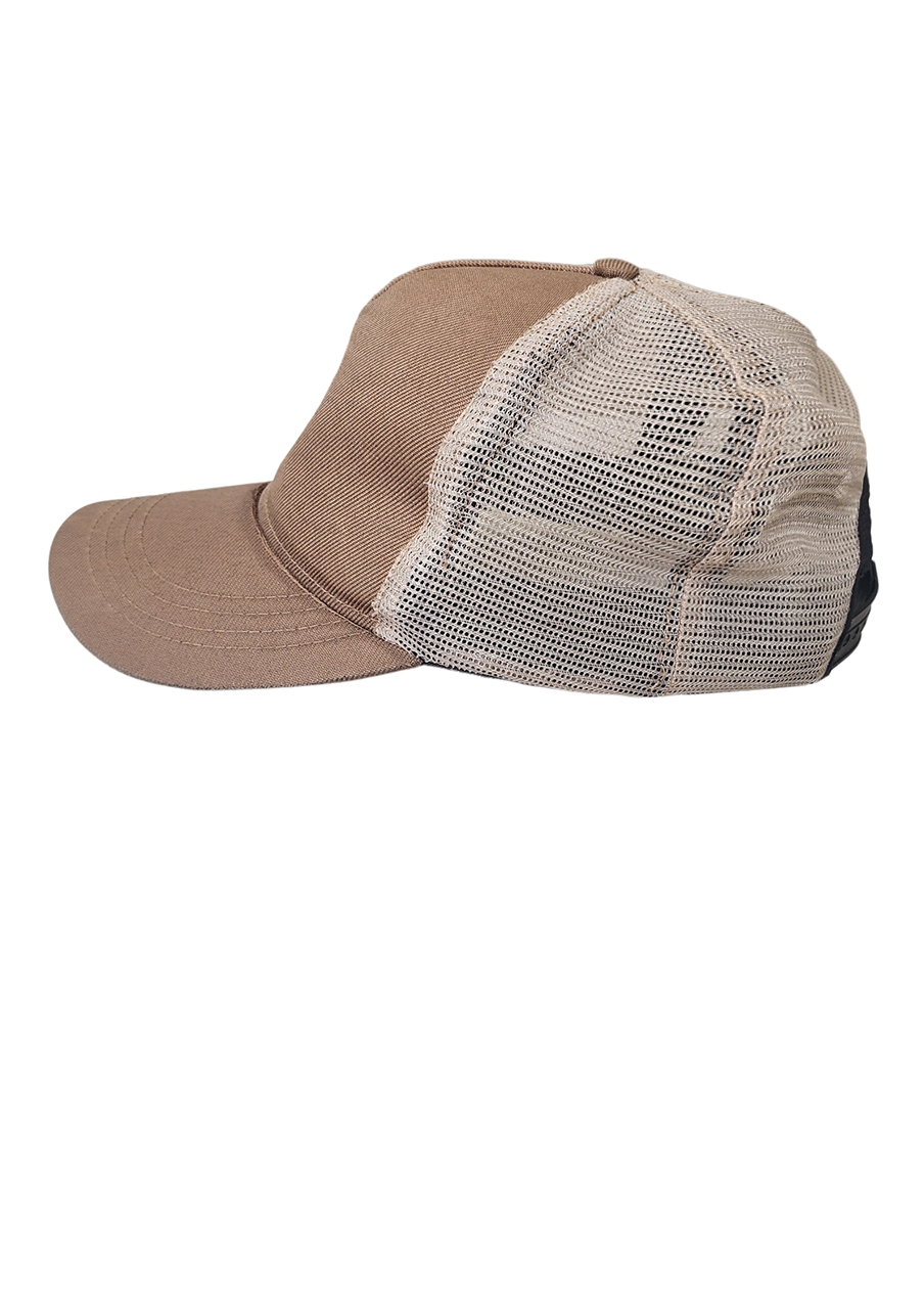 Boné trucker com brasão bordado