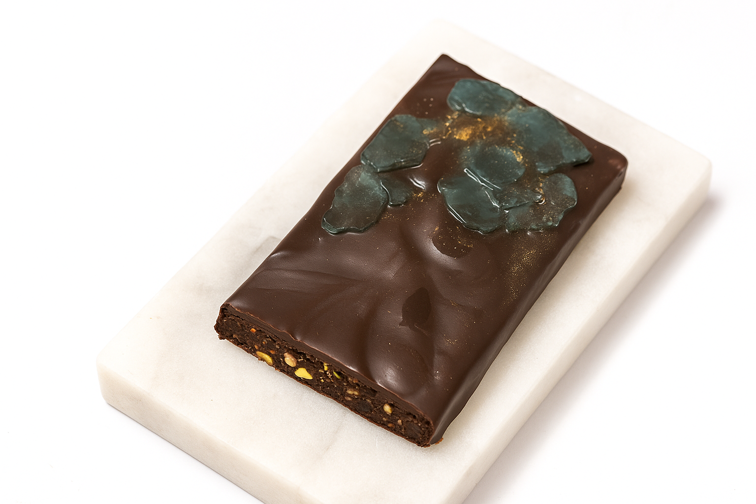 شوكولاتة بلجيكية داكنة بحشوة اللوز المملح والكرسبي