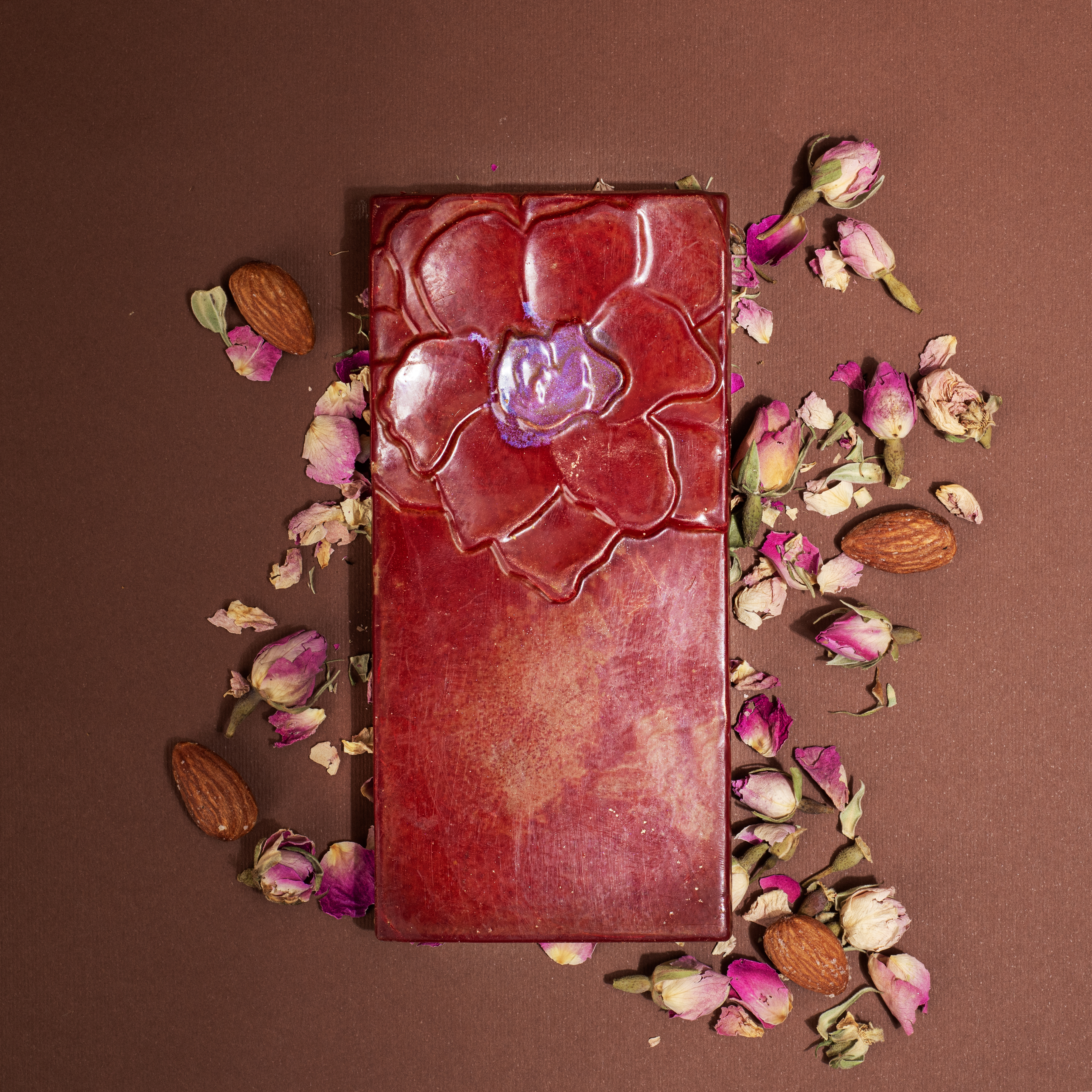 شوكولاتة بلجيكية داكنة بحشوة اللوز المملح والكرسبي