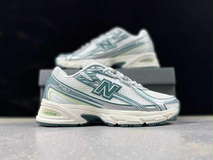New Balance 740 