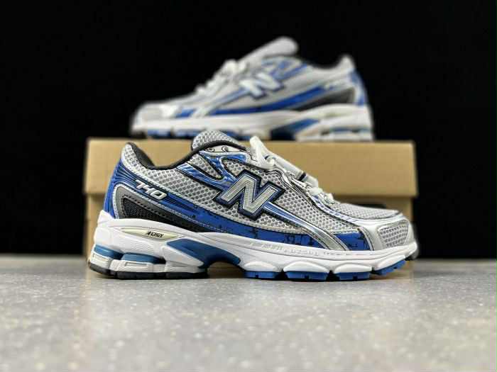 New Balance 740 