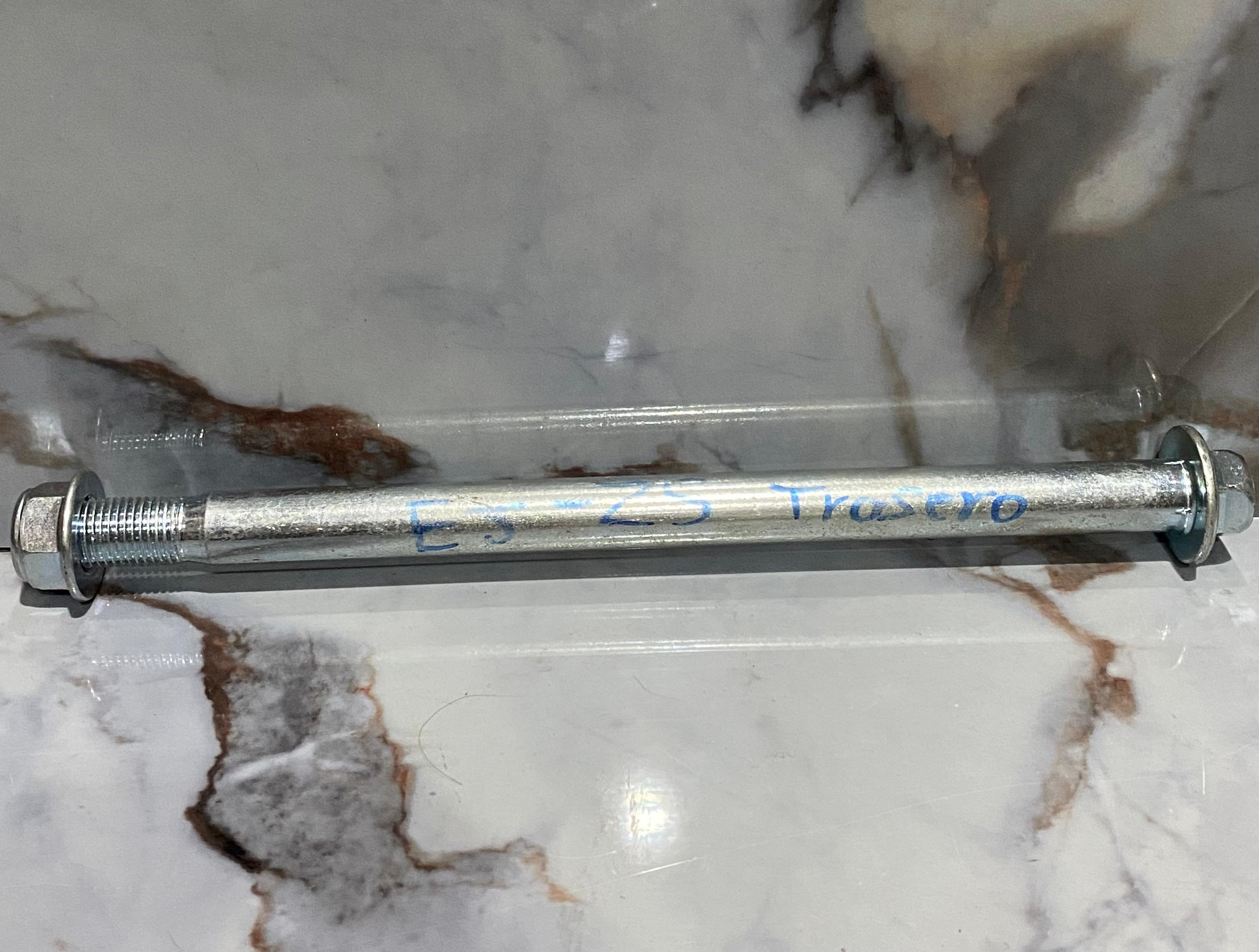EJE TRASERO ZS150 15MM
