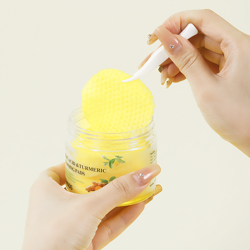 Lingettes nettoyantes à l’acide kojique et au curcuma