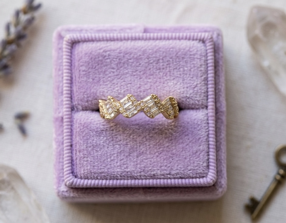 Elegant Zigzag Gold Ring