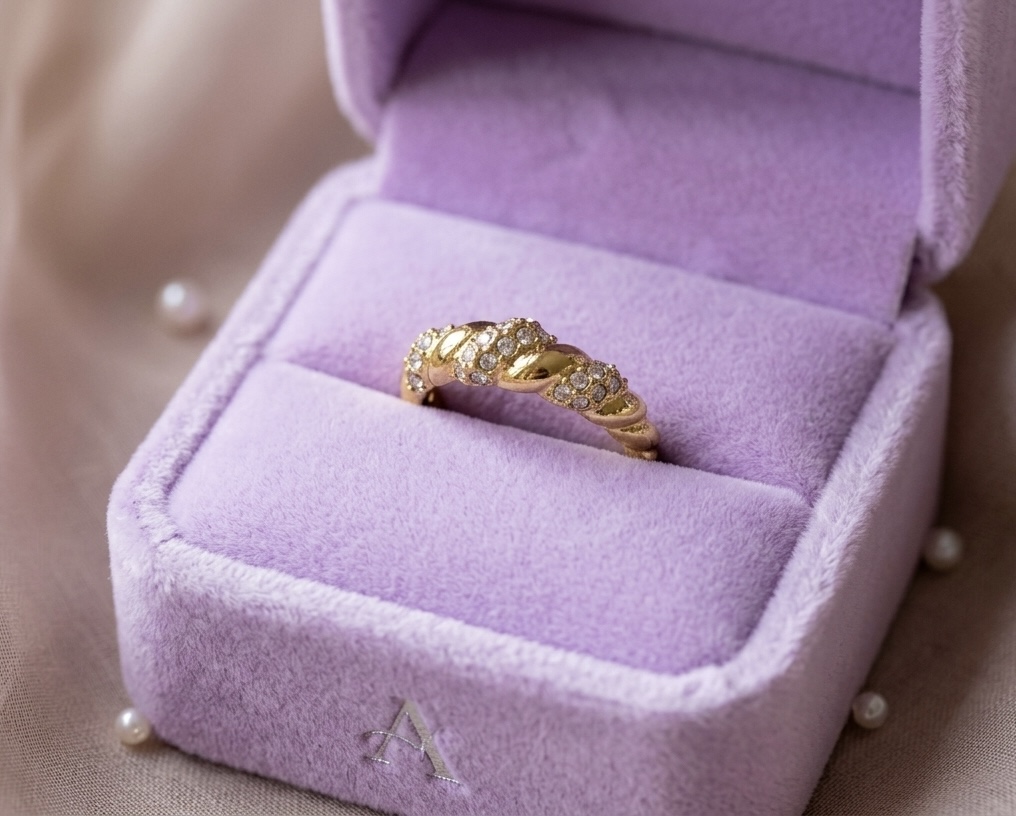 Elegant Gold Diamond Ring