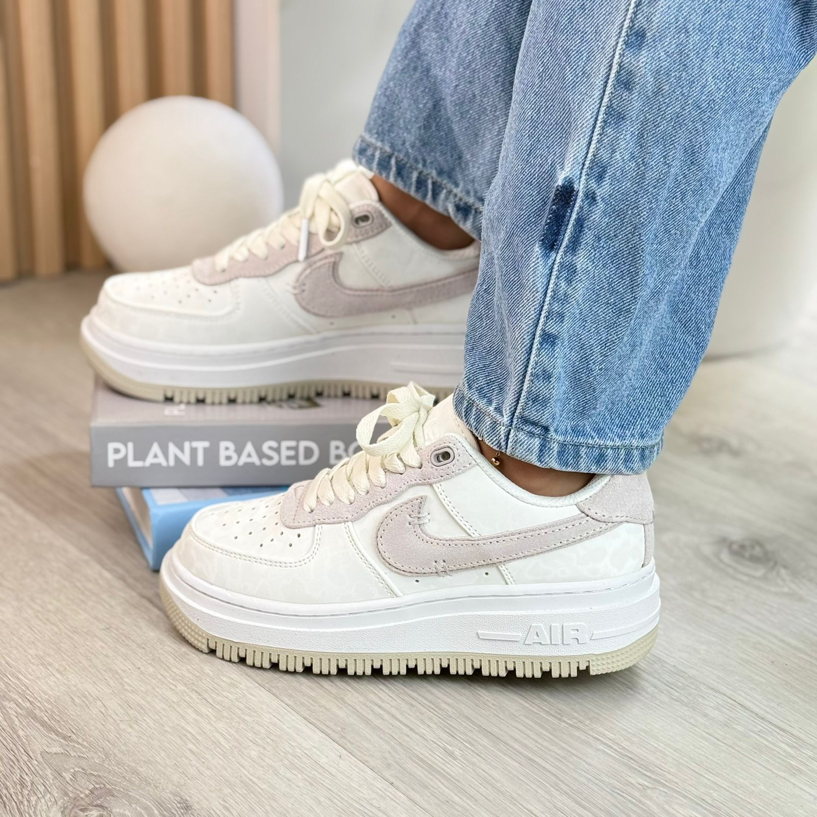 Nike Air Force 1 Deluxe