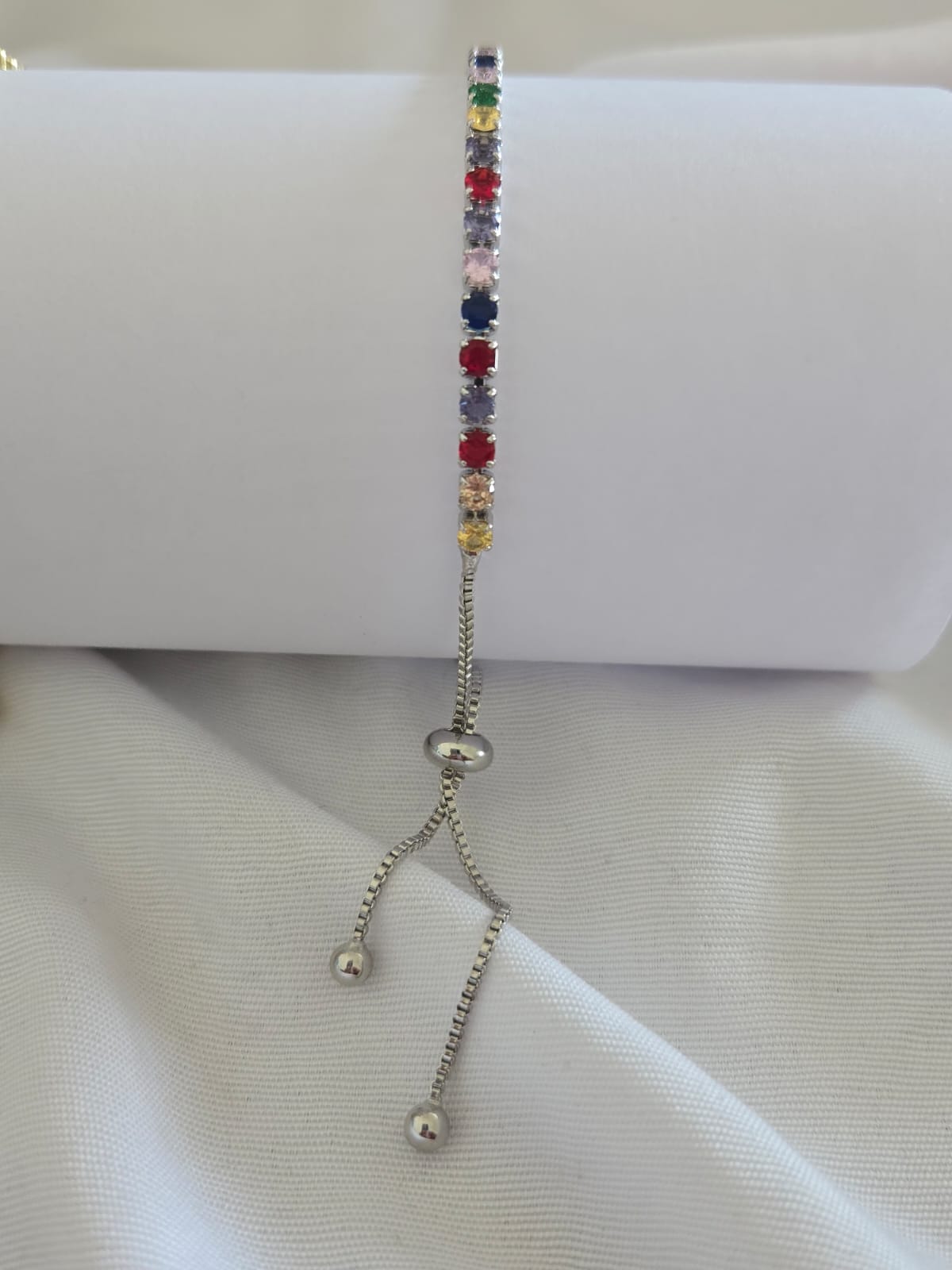 Brazalete de piedras de colores plateada