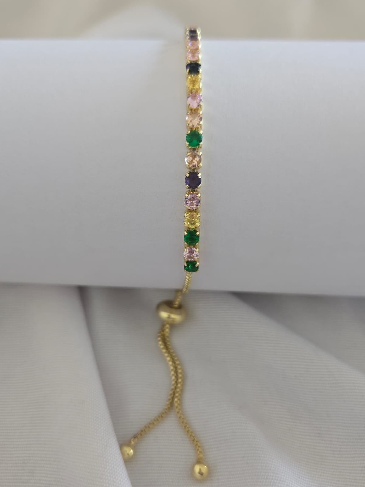 Pulsera dorada con piedras multicolores