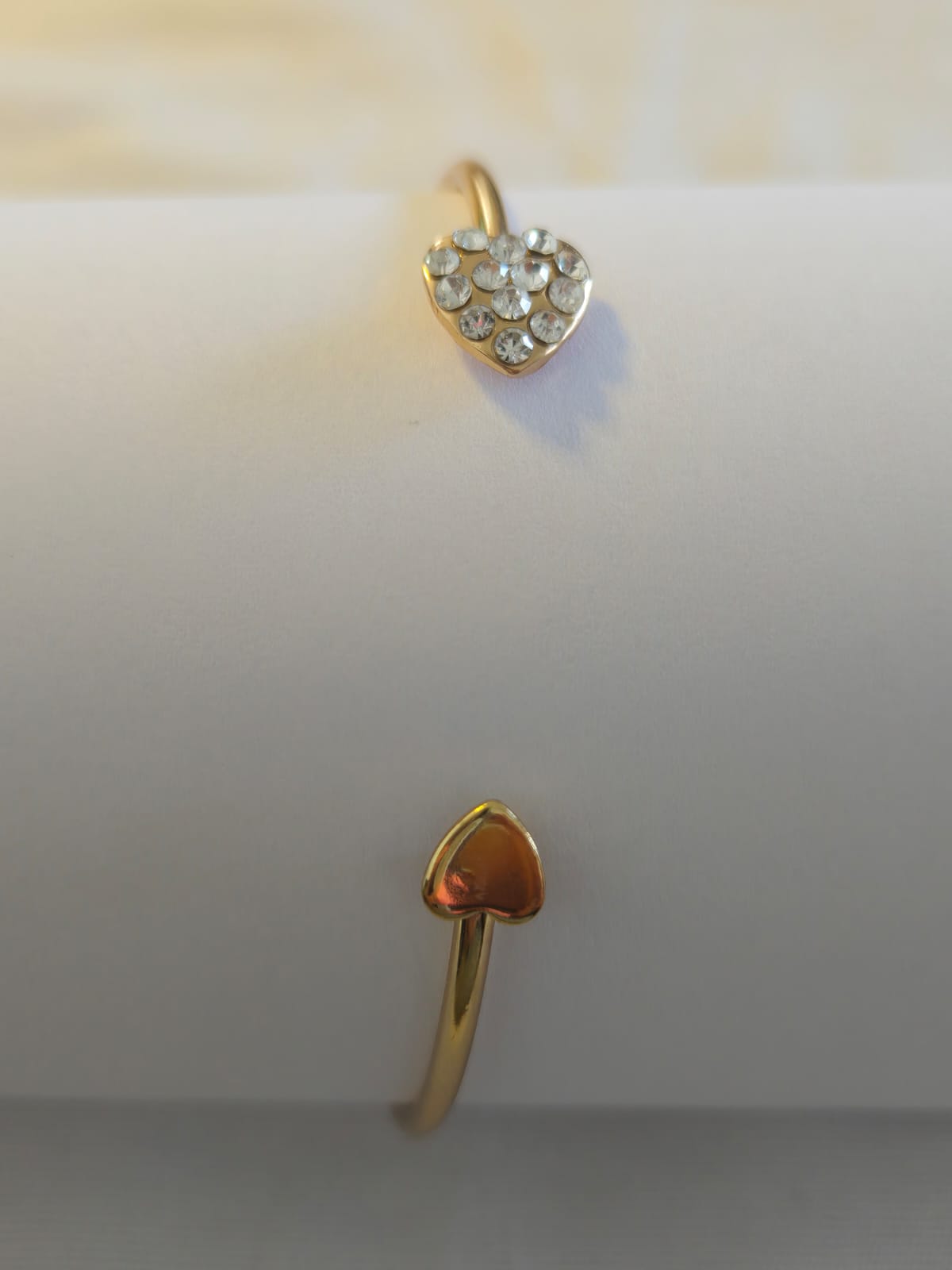 Pulsera dorada con corazón de piedras