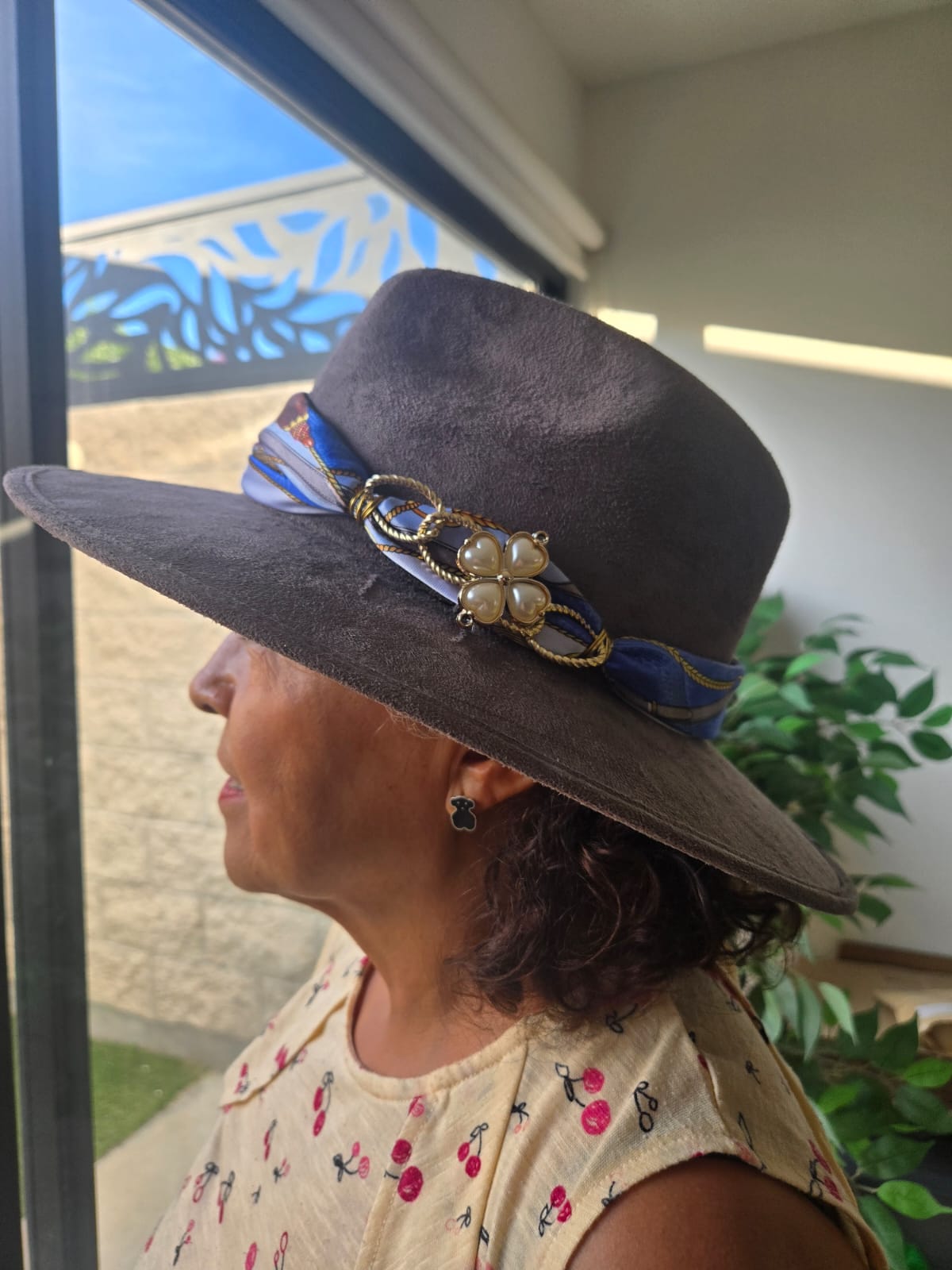 Mascada elegante con broche