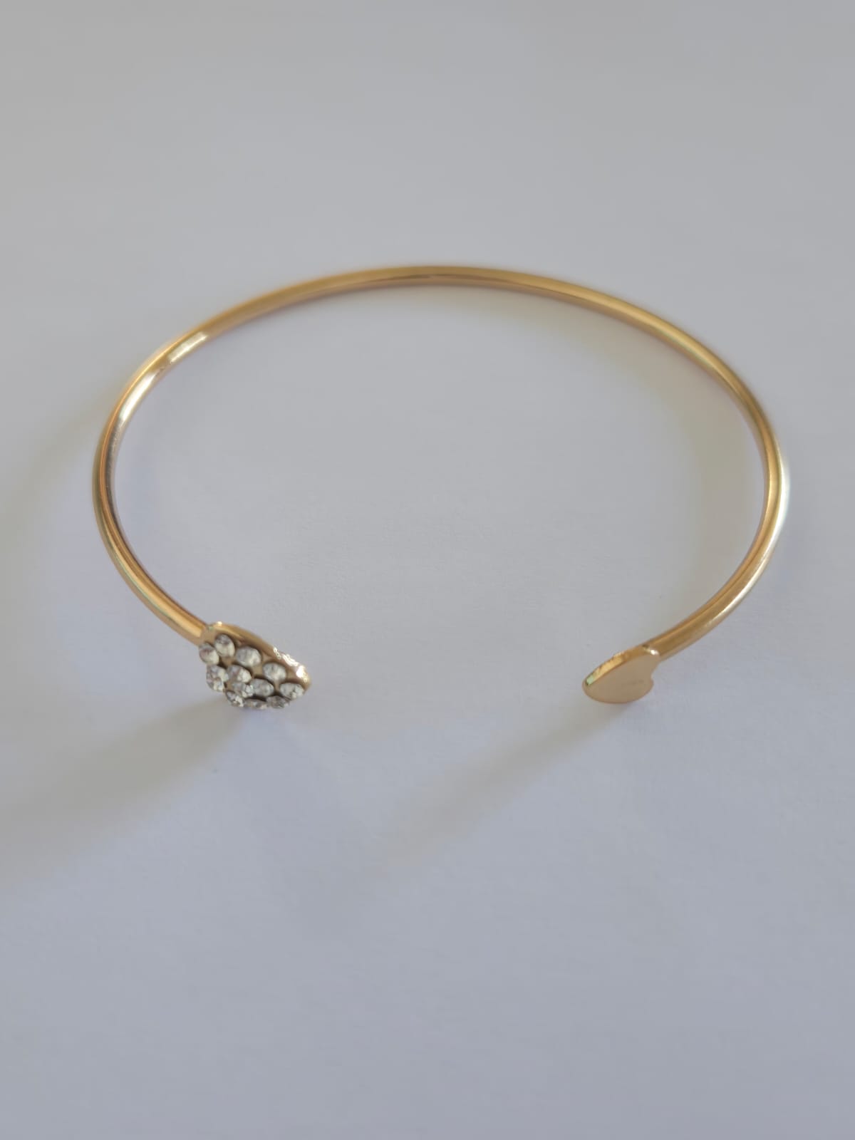 Pulsera dorada con corazón de piedras