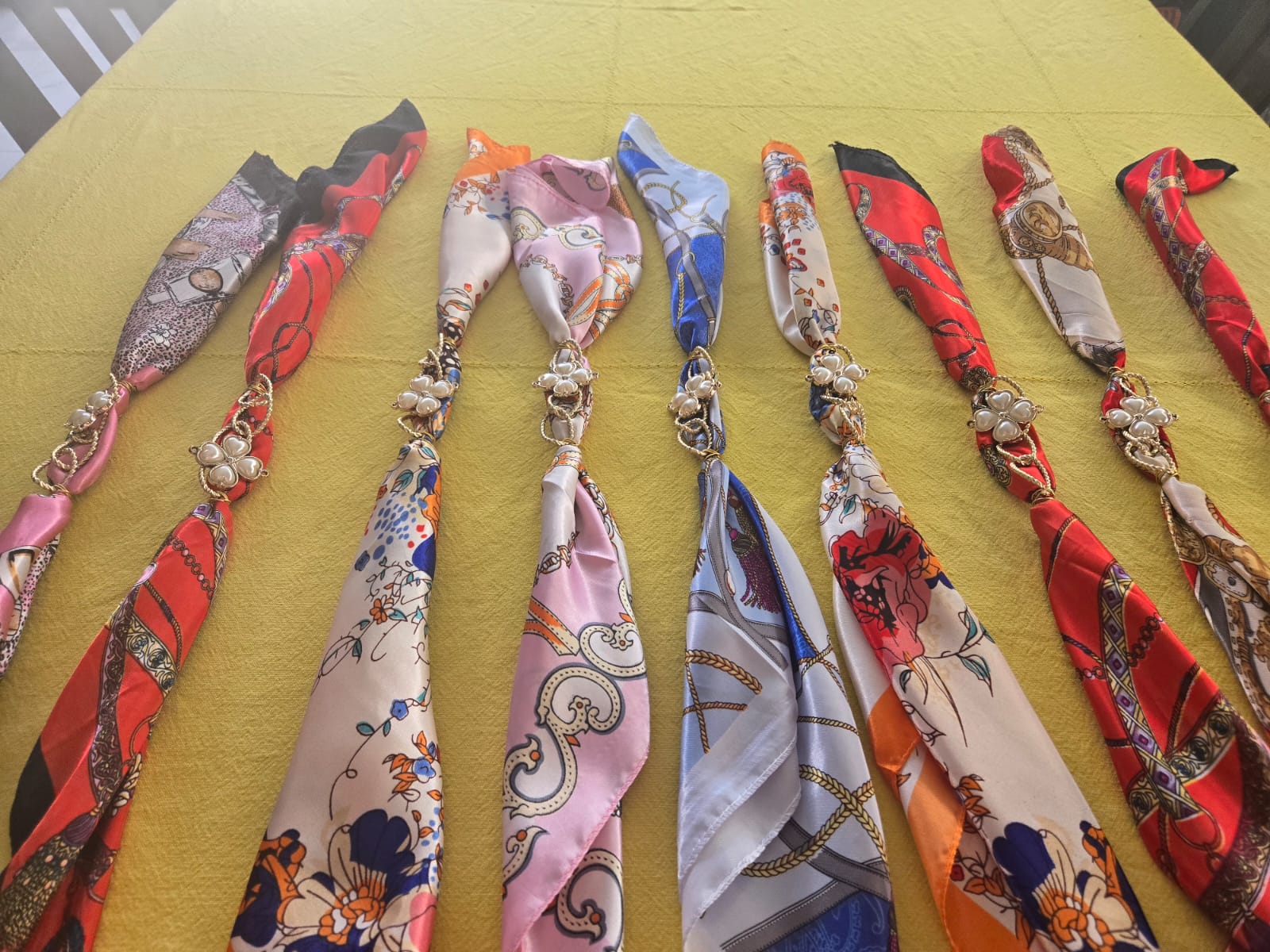 Mascada elegante con broche