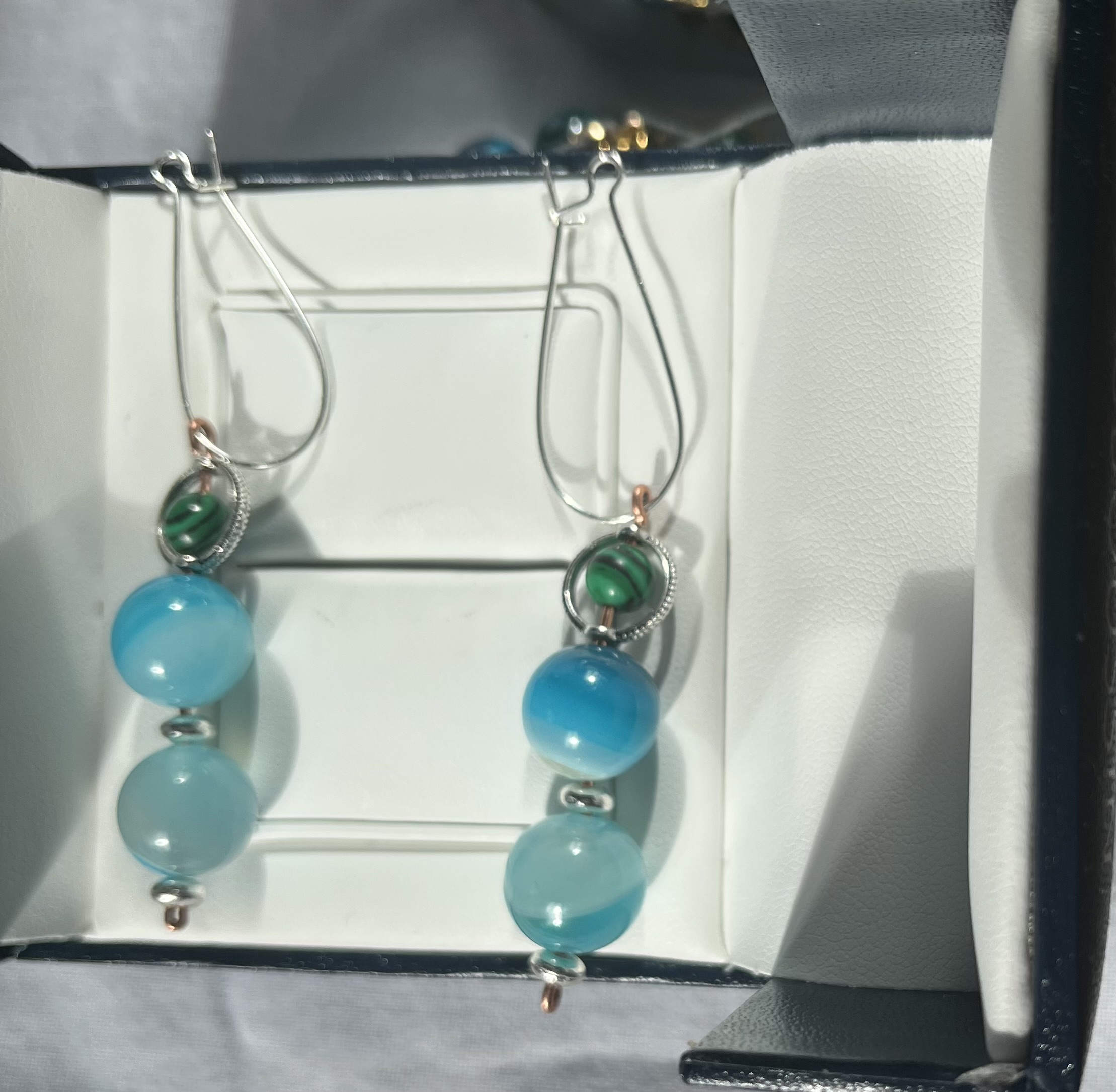 Boucles d'oreilles en pierres agate bleue