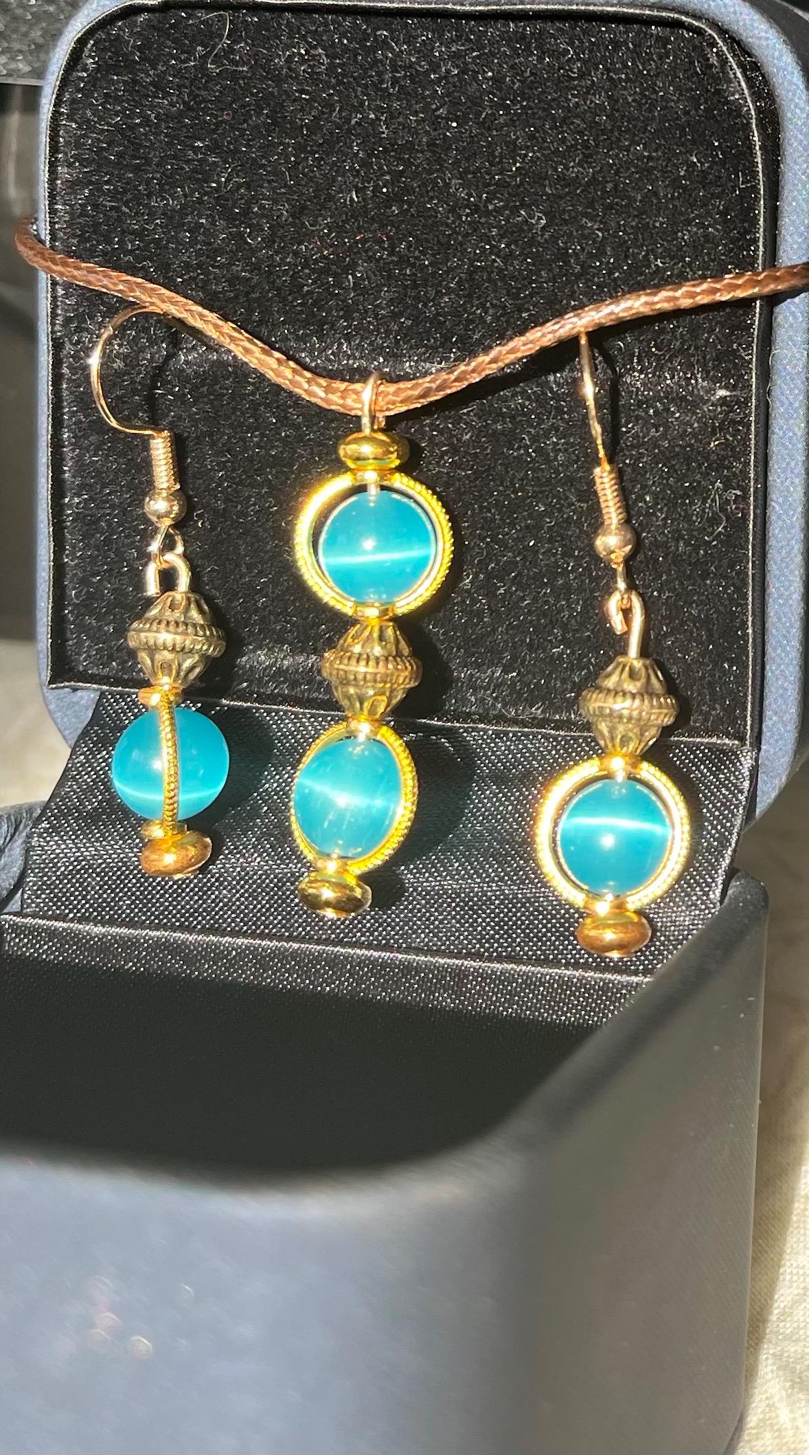 Boucles d'oreilles et pendentif en perles bleues