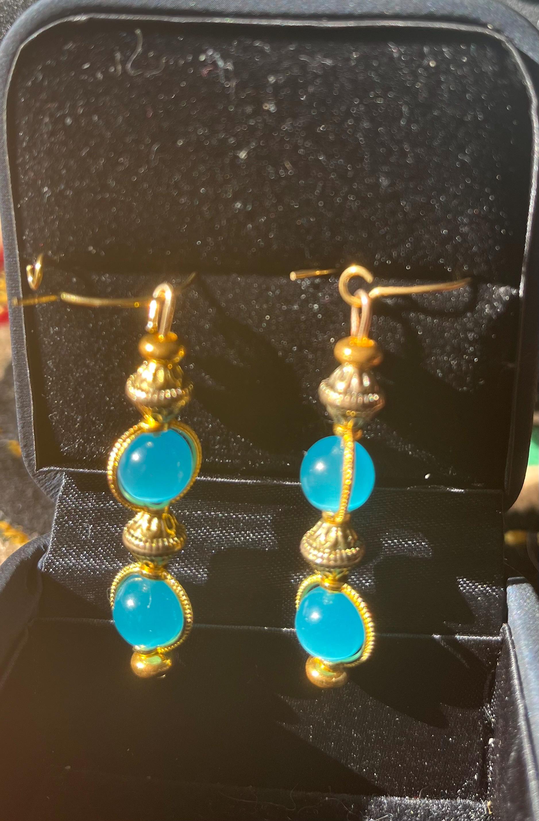 Boucles d'oreilles et pendentif en perles bleues