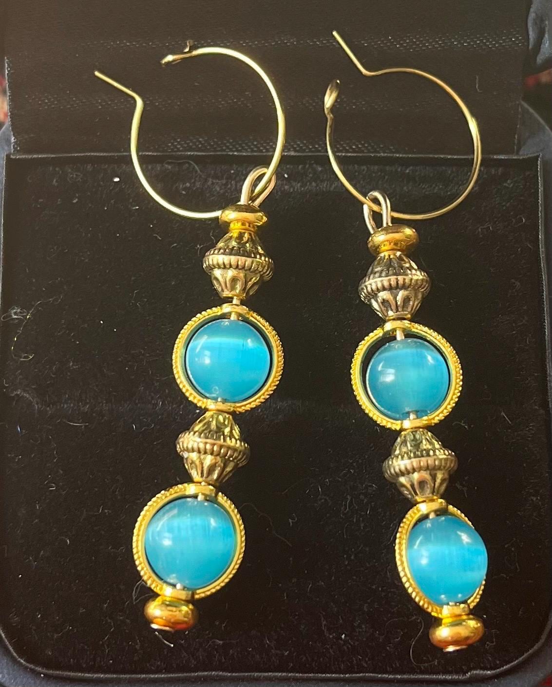 Boucles d'oreilles et pendentif en perles bleues