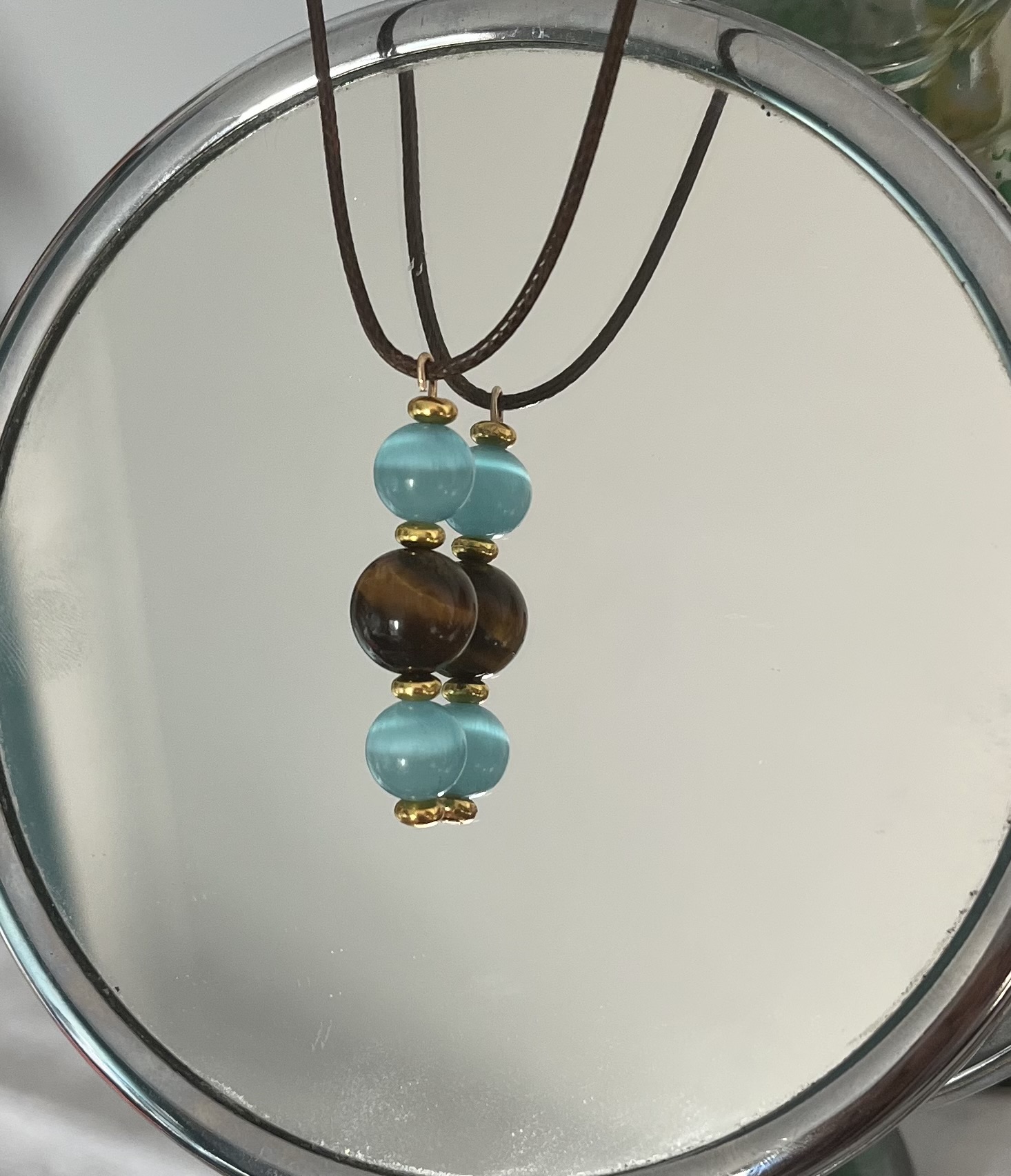 Colliers avec pendentifs en perles bleues
