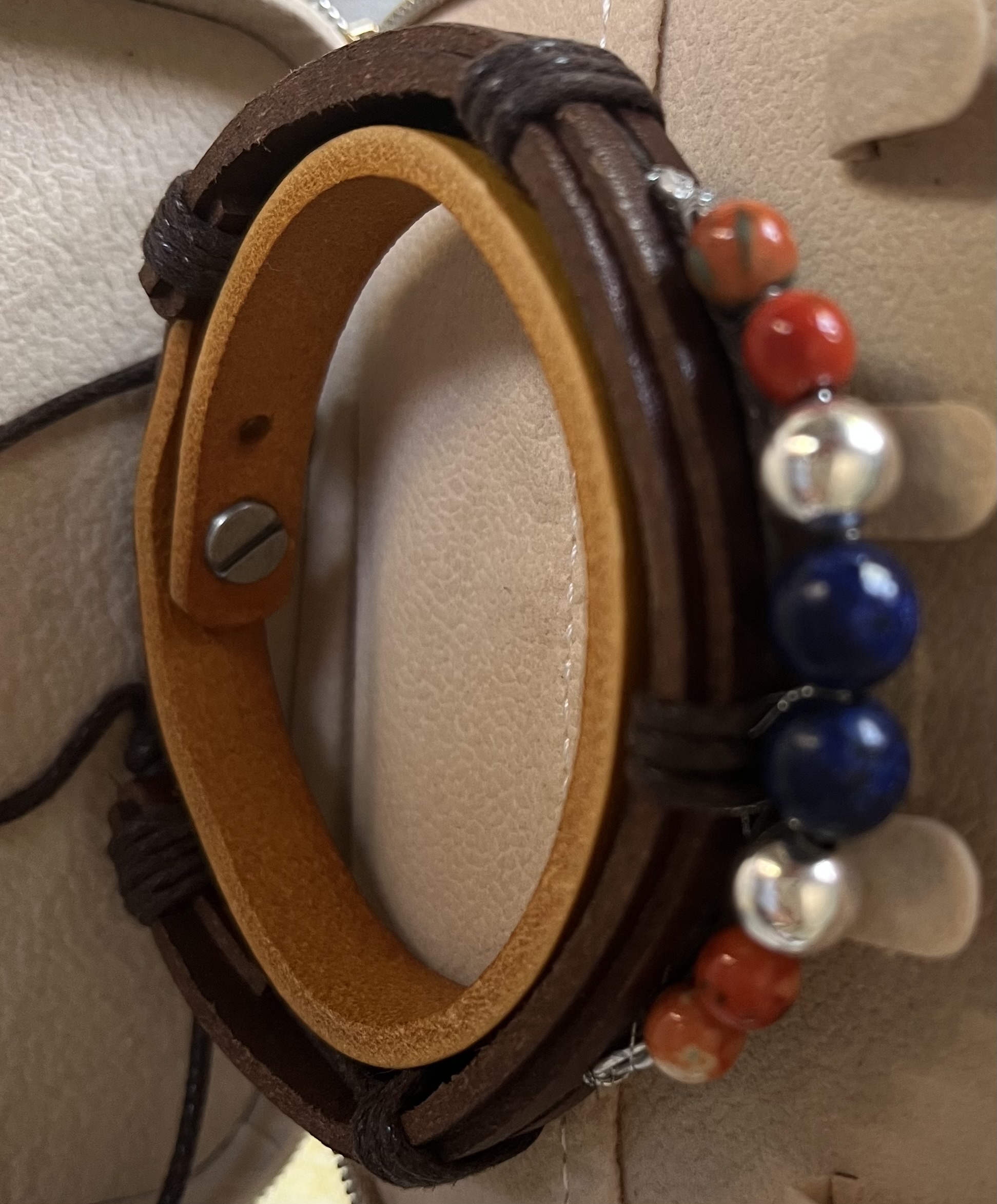 Bracelet en cuir avec perles colorées