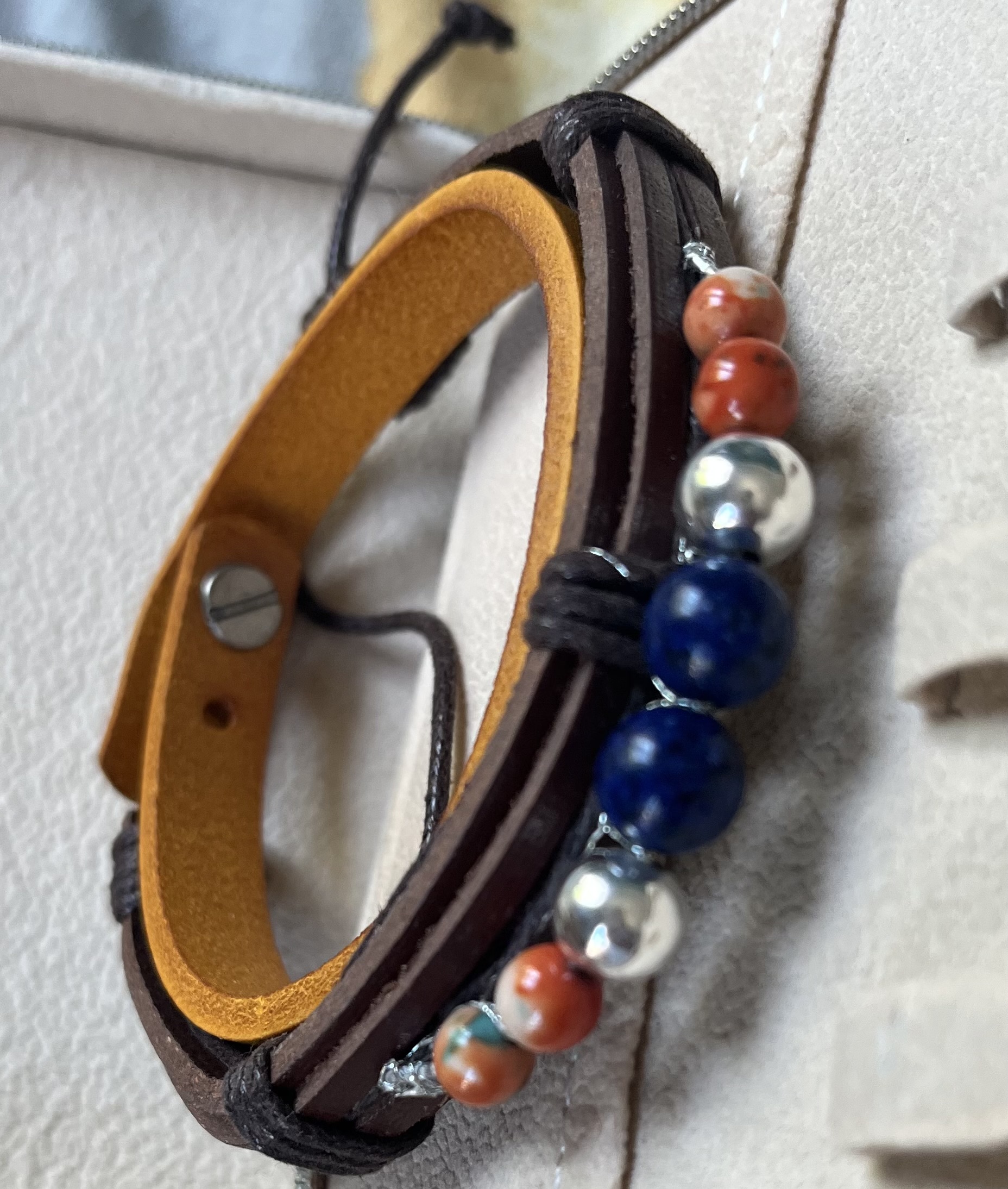 Bracelet en cuir avec perles colorées