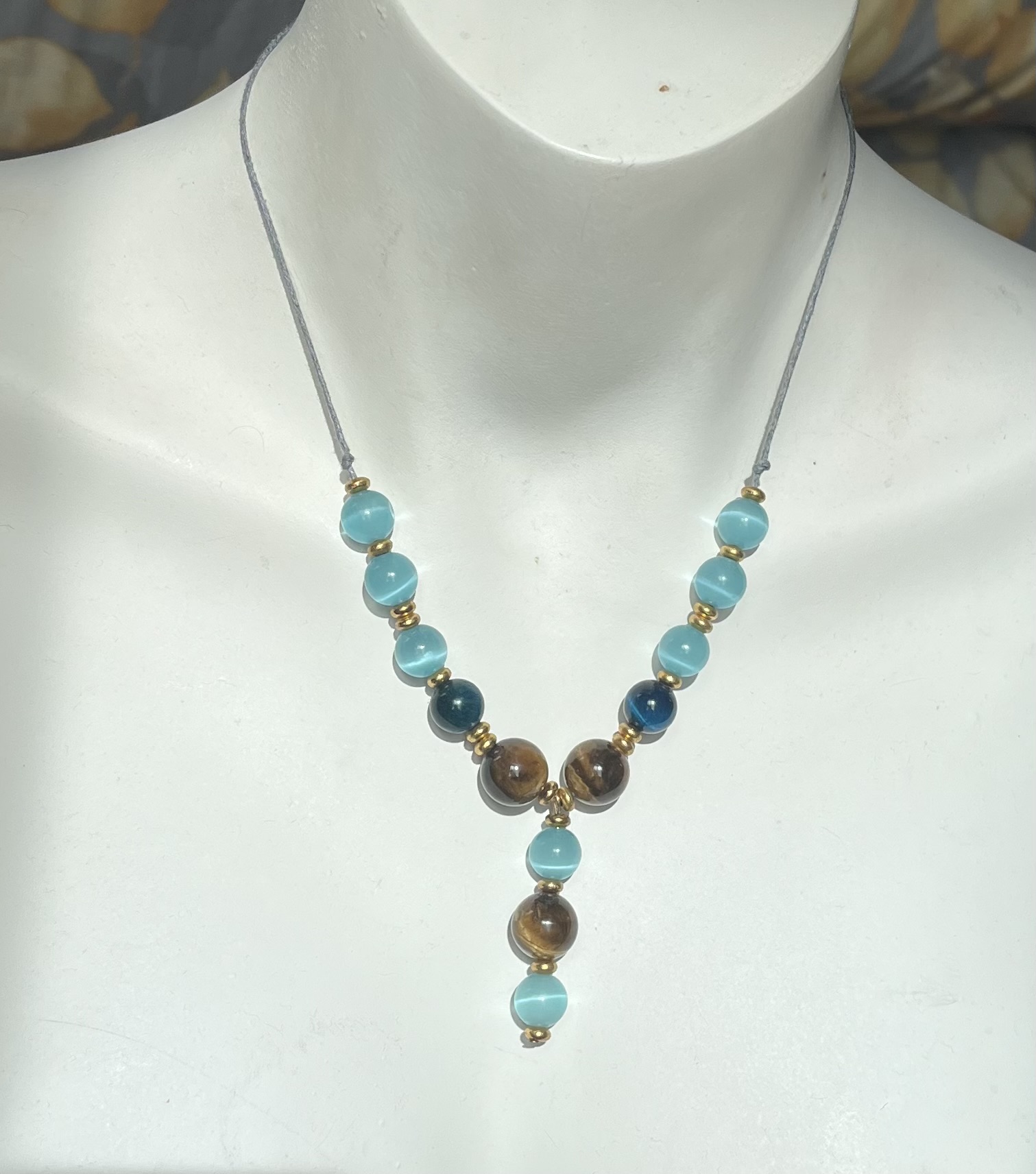 Collier Y de perles œil du tigre et agates bleues
