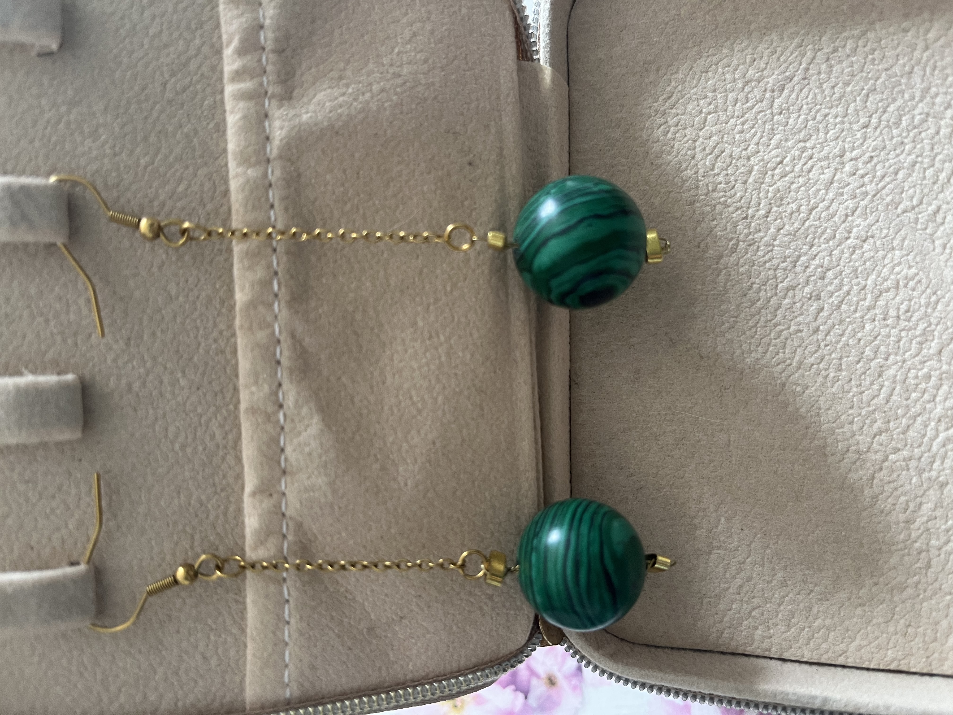 Parure en malachite: boucles d'oreilles et collier