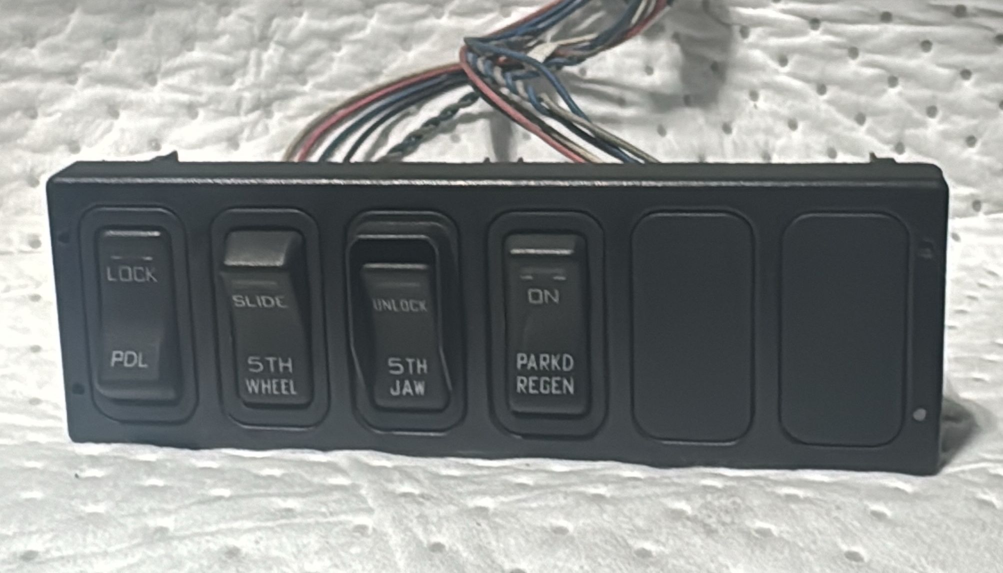 International SWITCH PANEL - OEM Quality Used P/N : 3549776C4