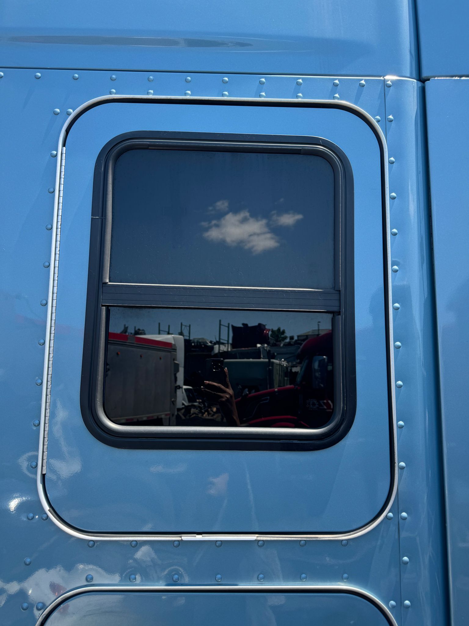 Kenworth T680 2014 Sleeper door driver side
