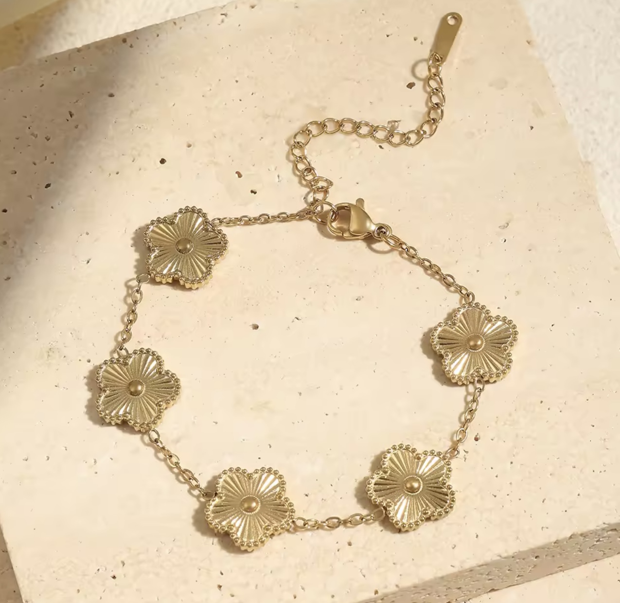 Bracelet doré fleur