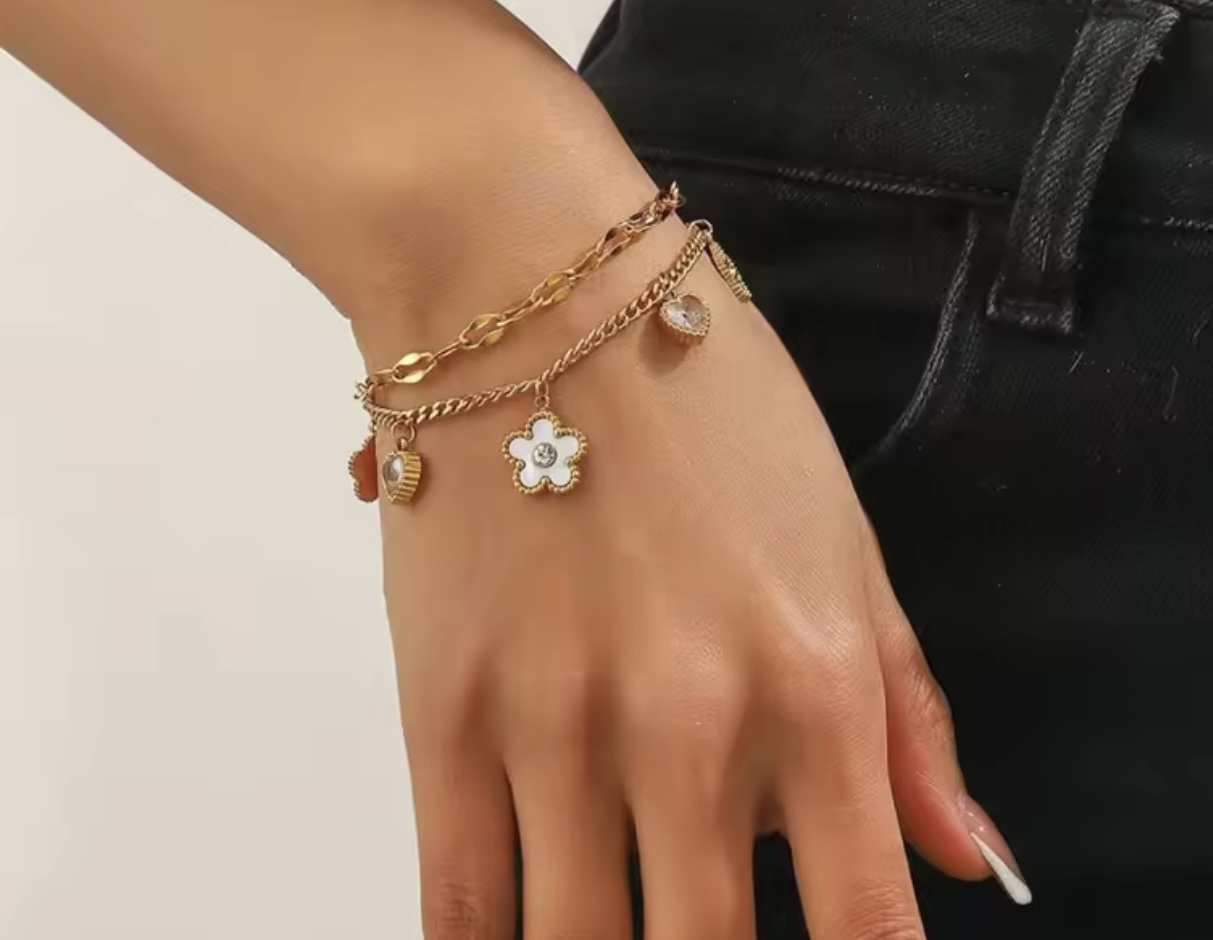 Bracelet doré avec breloques